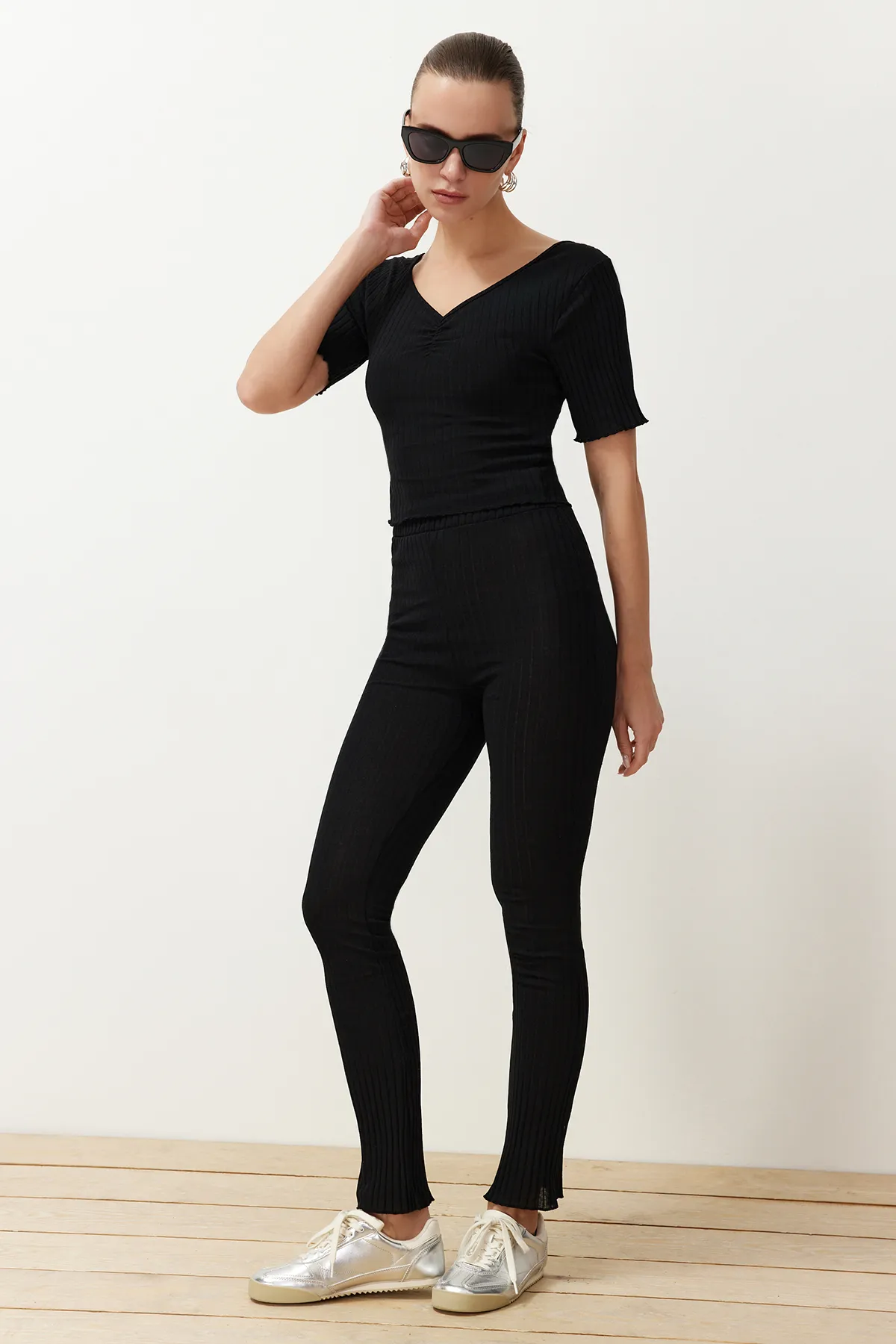 Trendyol Collection  Schwarzes Set aus gerippter, dehnbarer Strickbluse mit V-Ausschnitt und Hose sowie Oberteil und Unterteil TWOSS24AU00100