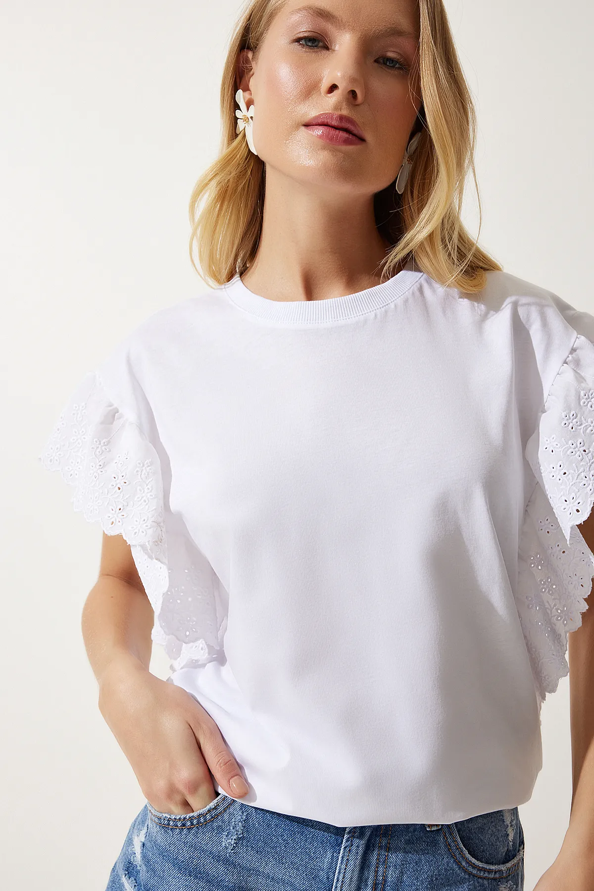 Happiness İstanbul  Weiße gewellte Strickbluse für Damen BF00093