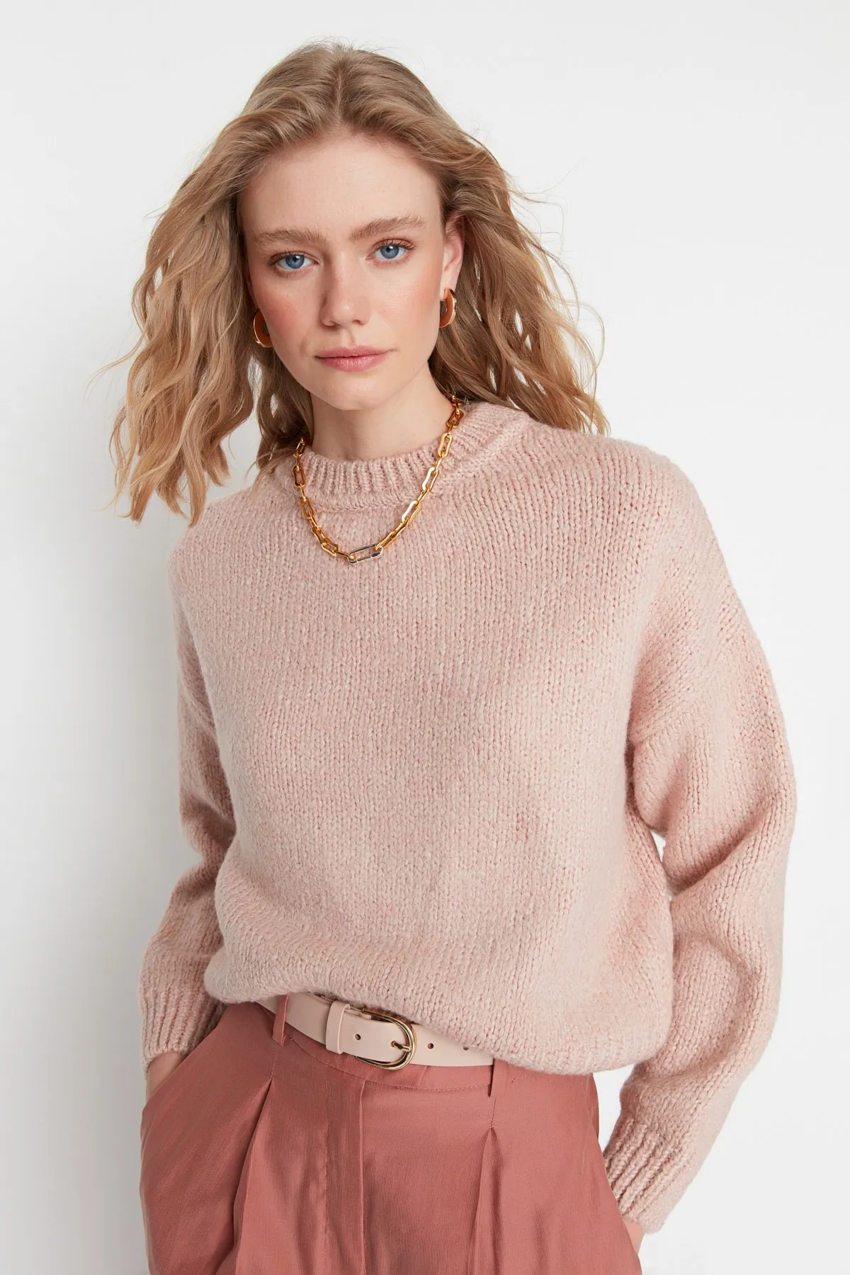 Trendyol Collection  Puderfarbener, weich strukturierter Basic-Strickpullover mit weiter Passform TWOAW23KZ00185
