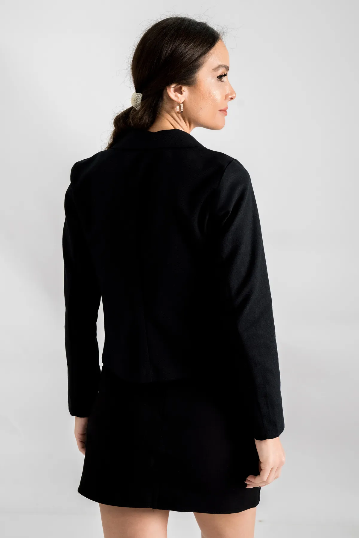 armonika  Schwarze kurze Damenjacke aus Gabardine mit zweireihigem Kragen ARM-24Y001010