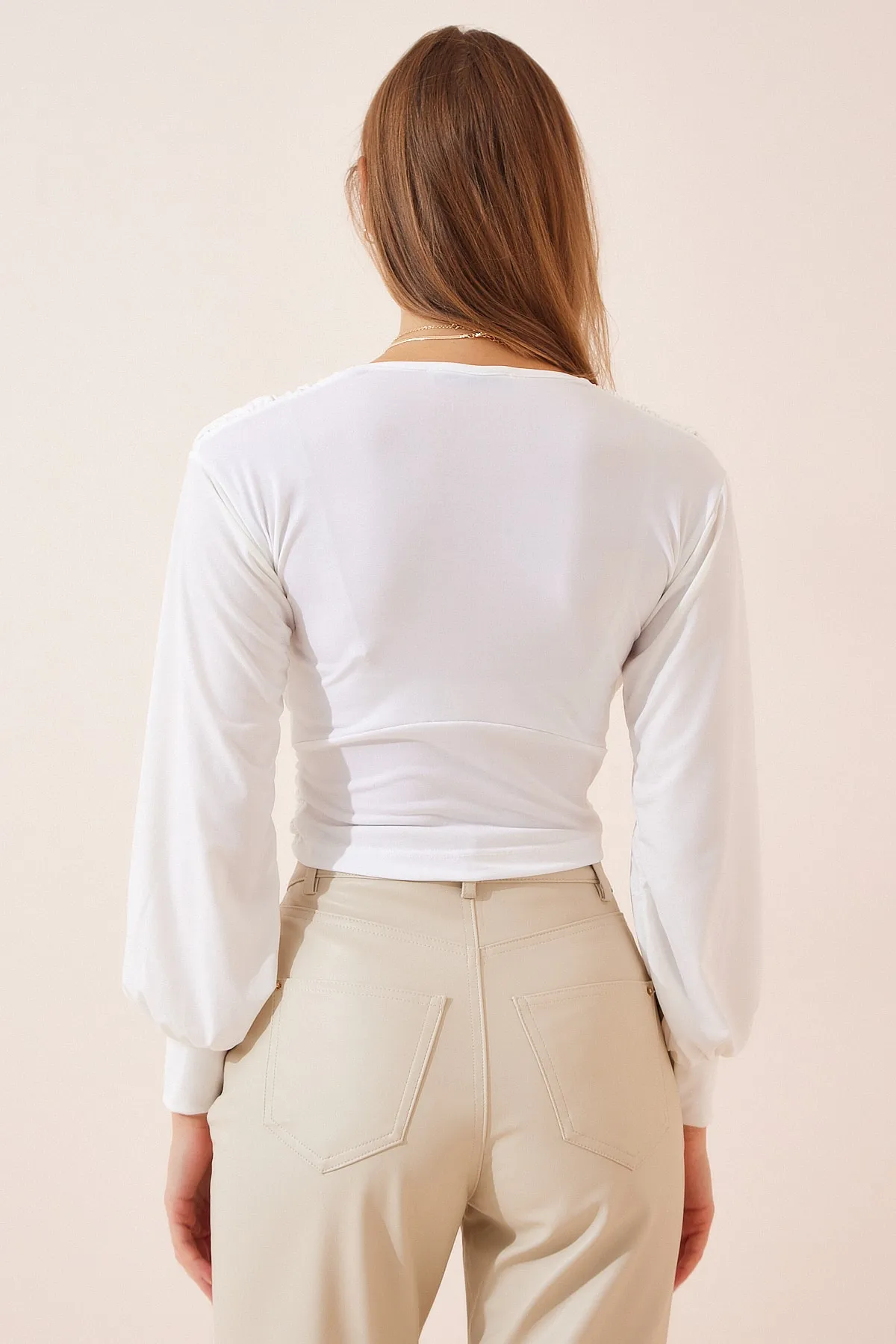 Happiness İstanbul  Ecrufarbene, kurz geschnittene Sandy-Strickbluse mit tiefem V-Ausschnitt für Damen BF00050