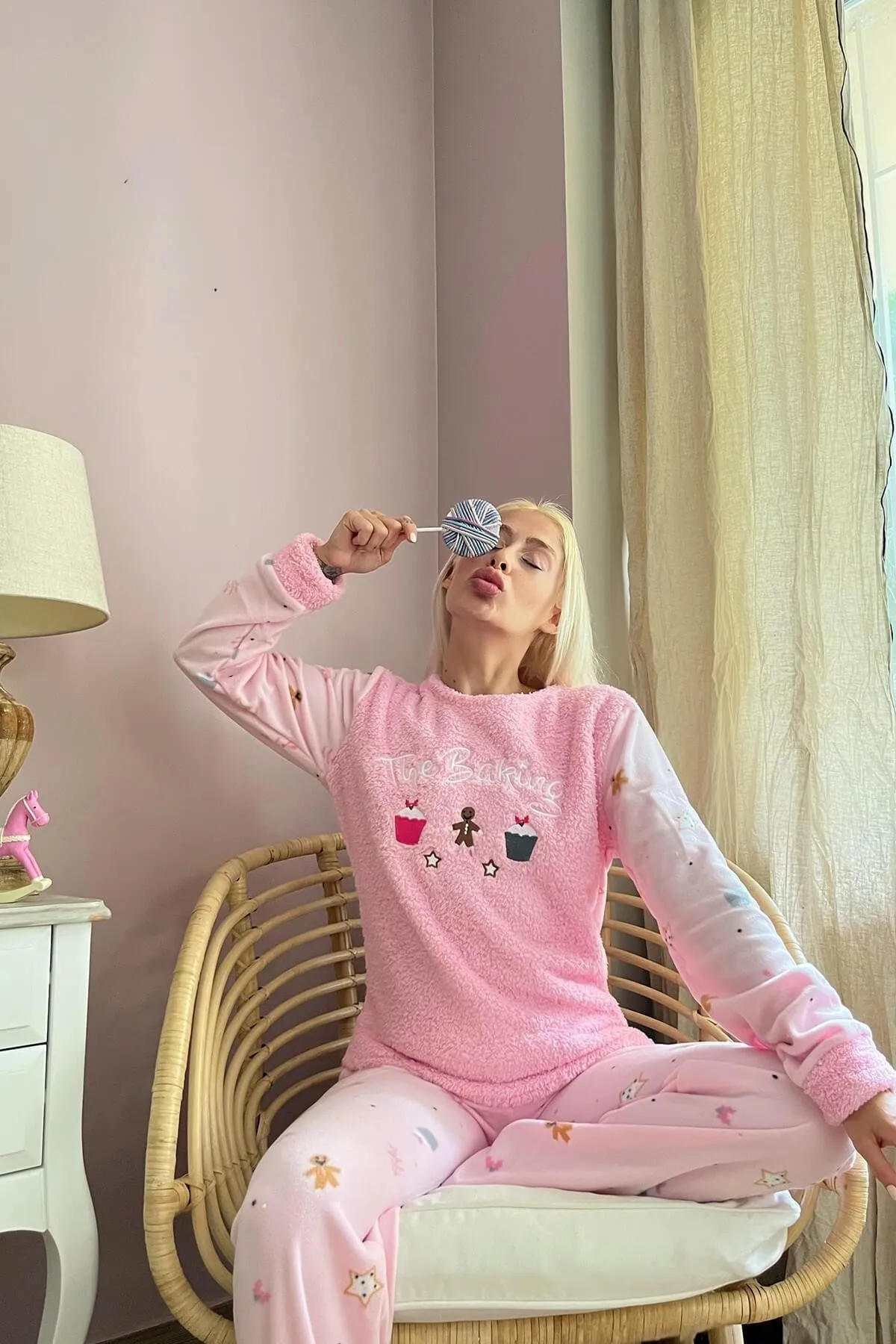 Pijamaevi  Plüsch-Pyjama-Set für Damen mit Backmuster in Staubrosa