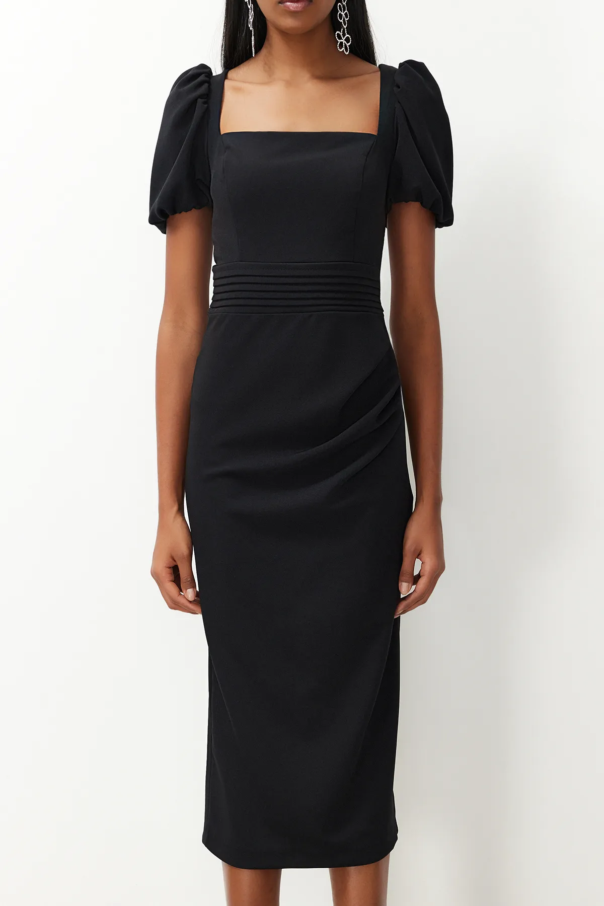 Trendyol Collection  Schwarzes, körperbetontes Webkleid mit Taillendetails TPRSS24EL00158