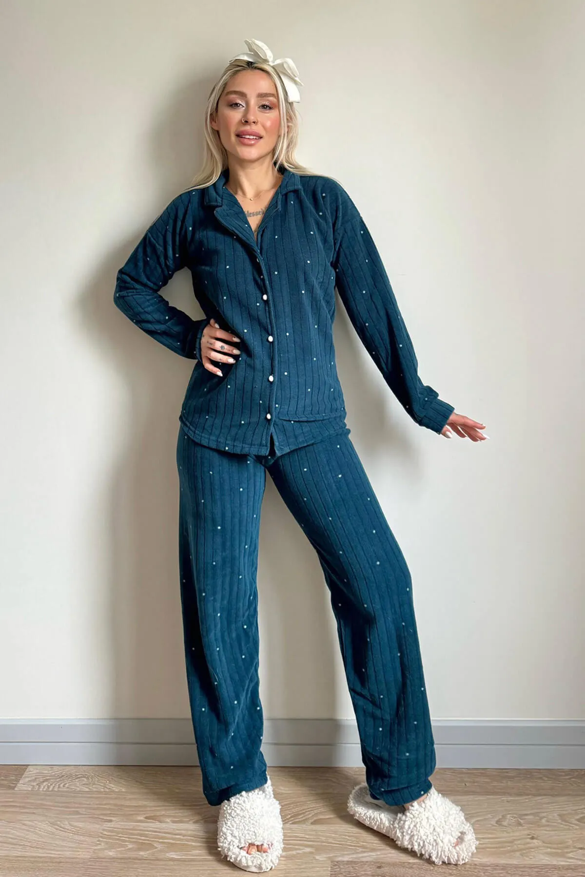 Pijamaevi  Weißes Pyjama-Set aus Plüschfleece mit gepunktetem Muster und Knopfleiste vorn