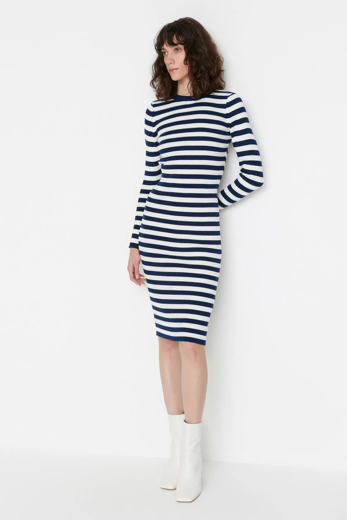 Trendyol Collection  Marineblau Marineblaues figurbetontes gestreiftes Mini-Strickkleid TWOAW23EL00018 Kleid TWOAW23EL00018