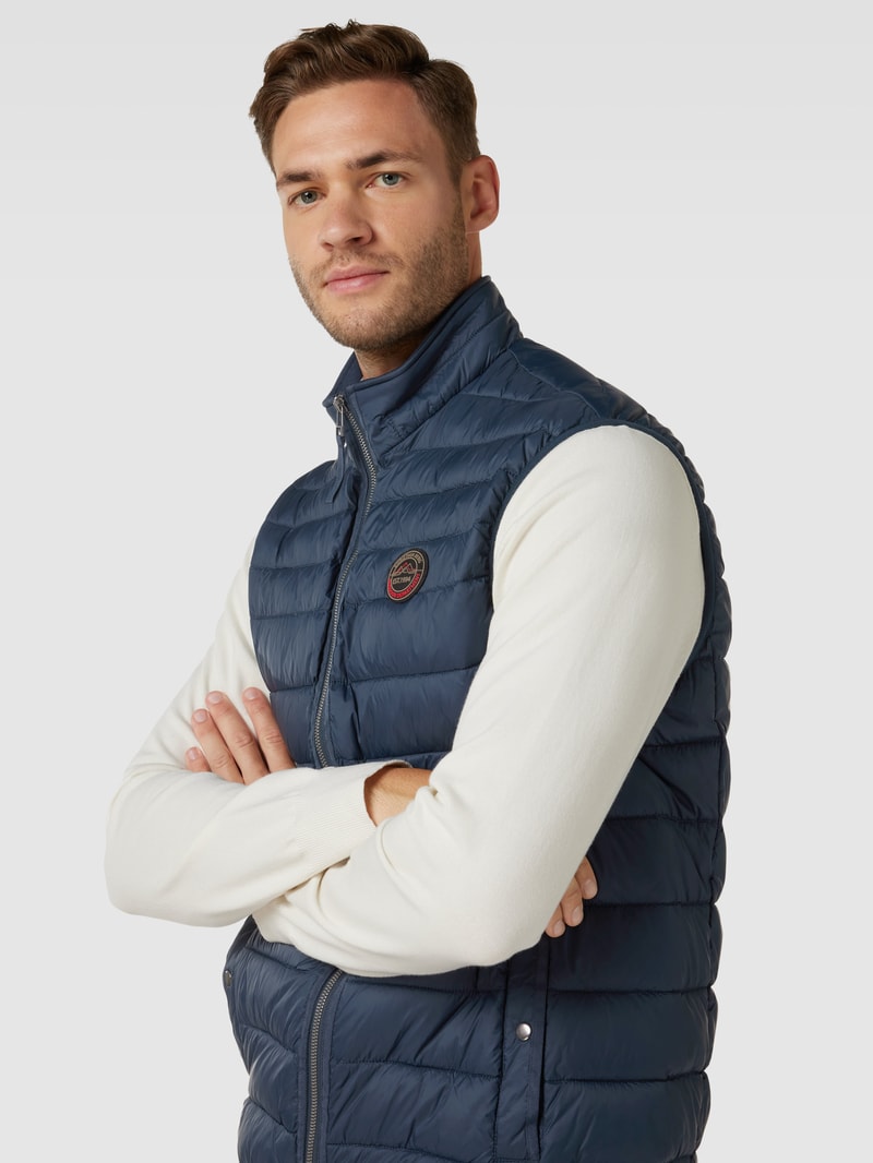 Steppweste mit Label-Patch in marineblau