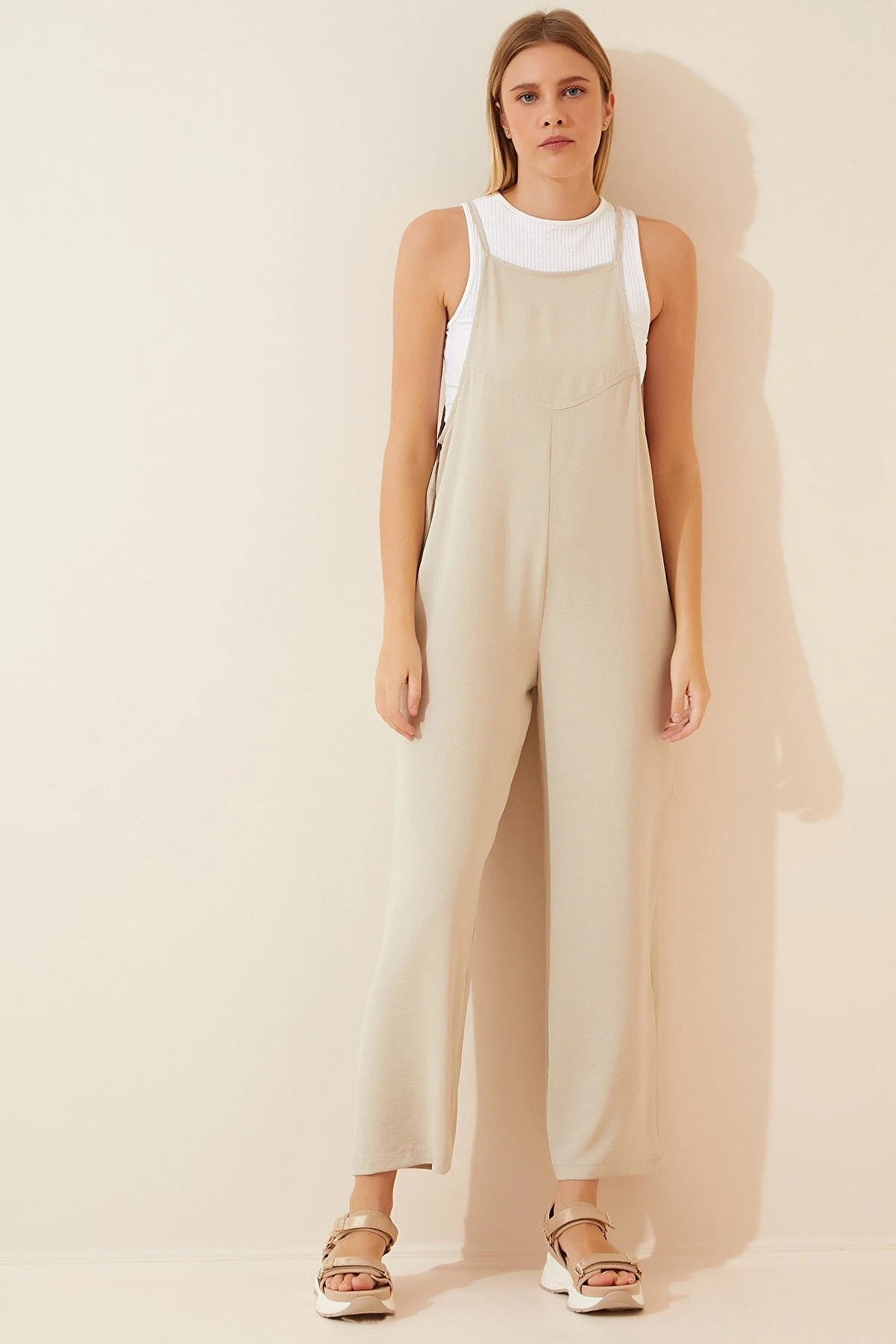 Happiness İstanbul  Cremefarbener Gärtner-Jumpsuit mit Taschen für Damen DD00910