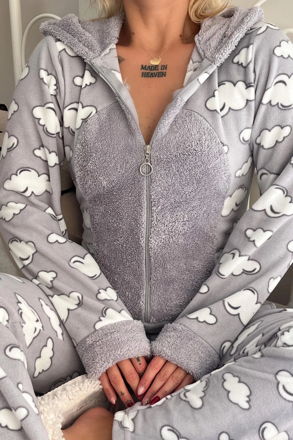 Pijamaevi  Damen-Pyjama-Set aus Fleece-Plüsch-Overall mit grauem Wolkenmuster