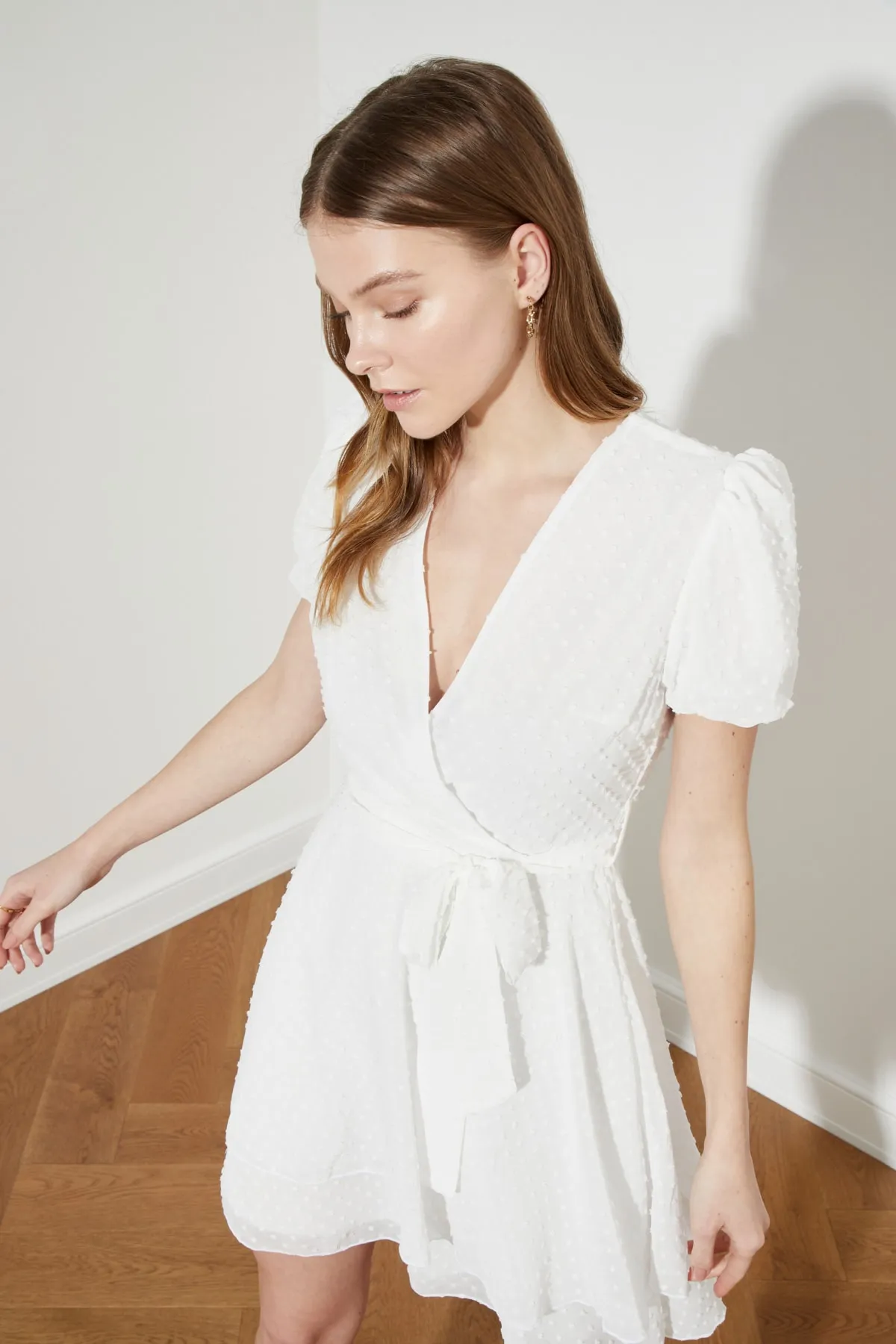 Trendyol Collection  Weißes Kleid aus strukturiertem Stoff mit Gürtel TWOSS21EL1202