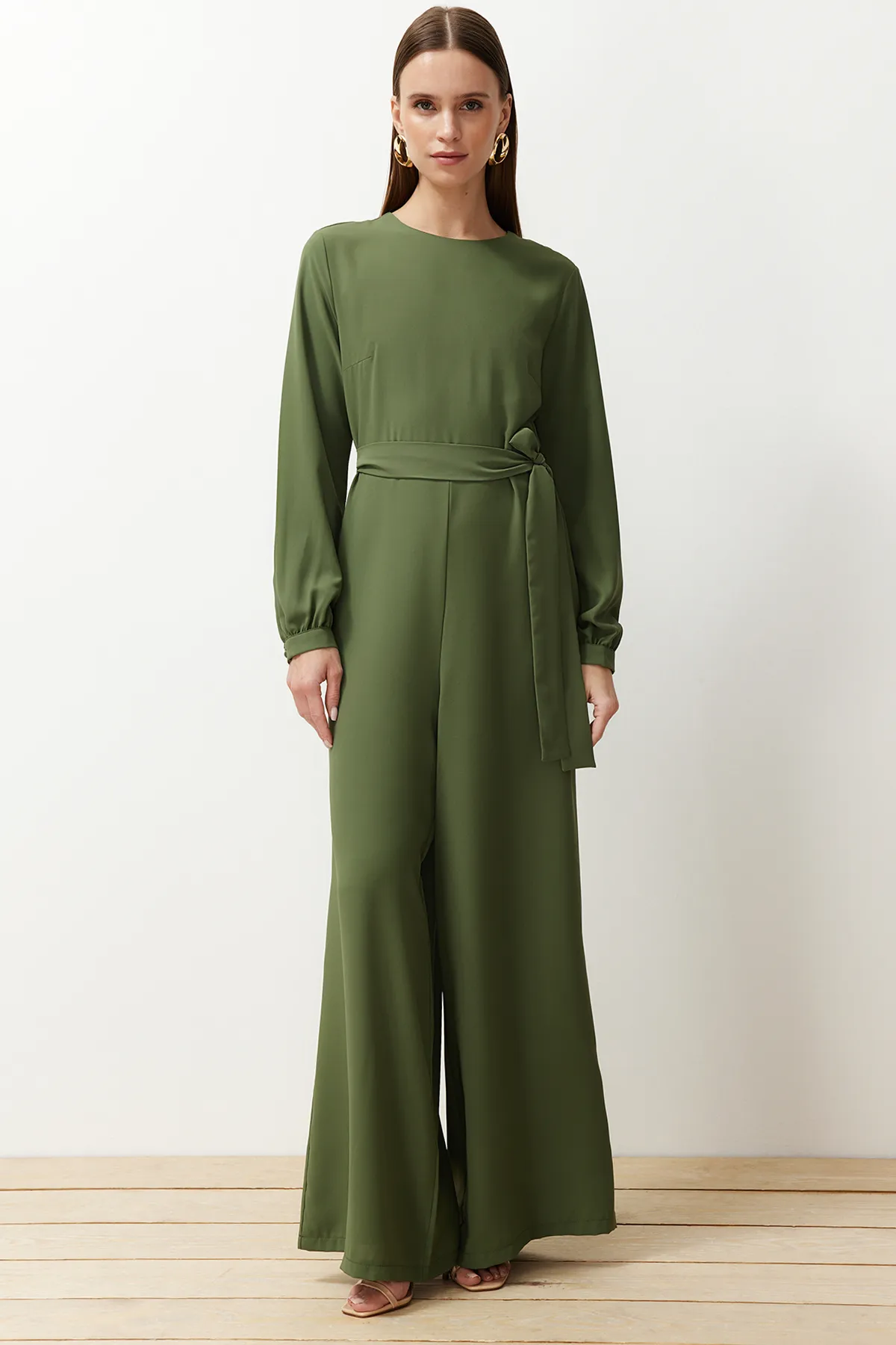 Trendyol Modest  Khakifarbener Abendkleid-Overall mit Quasten und Umhang TCTAW24DB00007