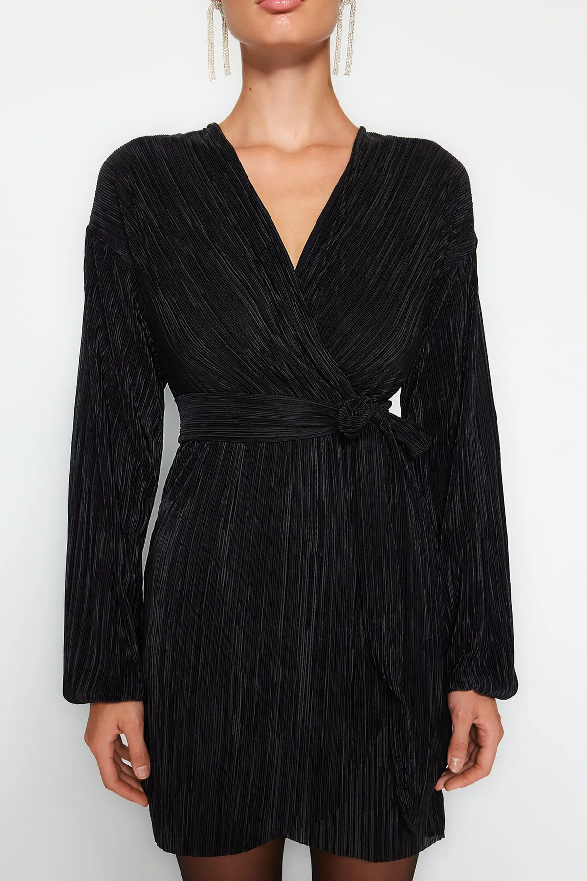 Trendyol Collection  Schwarzes elegantes Abendkleid mit Gürtel und Taillenöffnung/Skater-Strick, gefüttert und plissiert TPRAW24EL00108