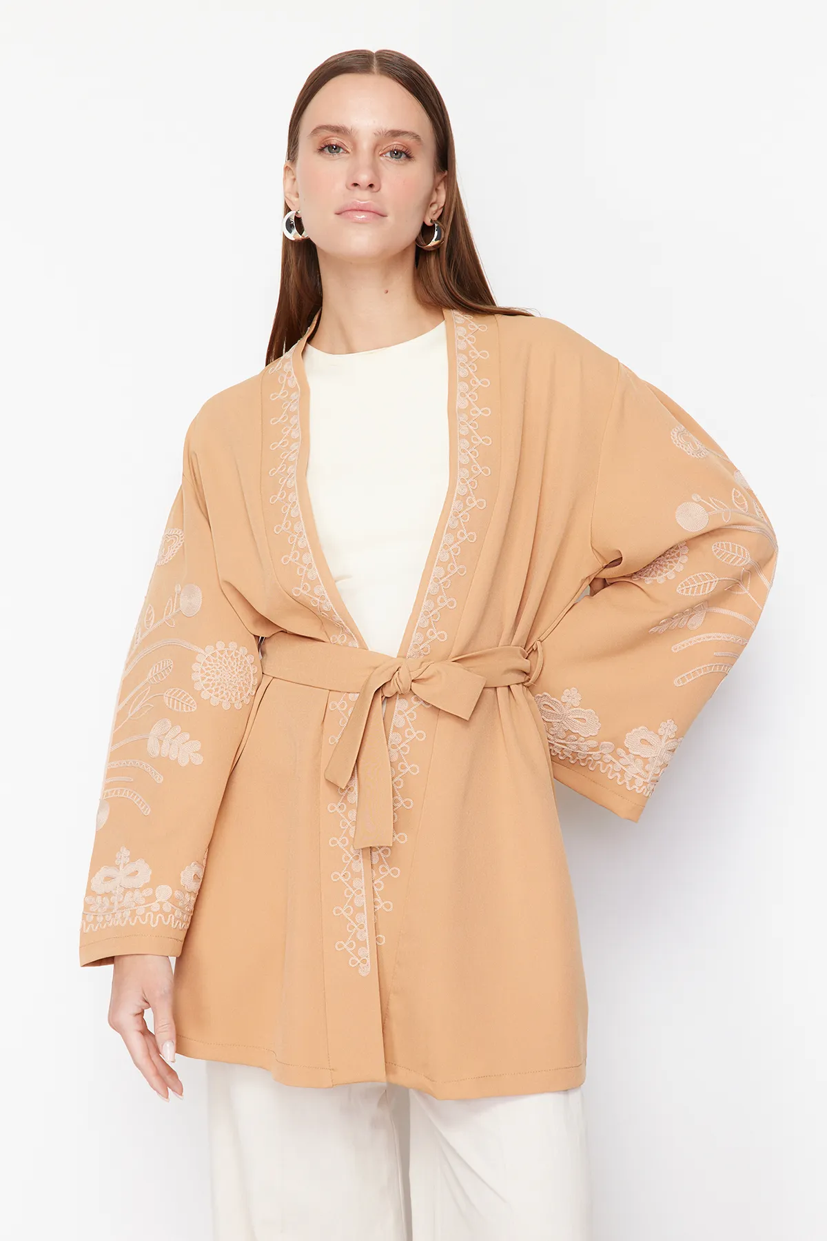 Trendyol Modest  Kamelfarbene, gewebte Tasse mit Stickerei & Ferace & Kimono TCTSS24KF00018