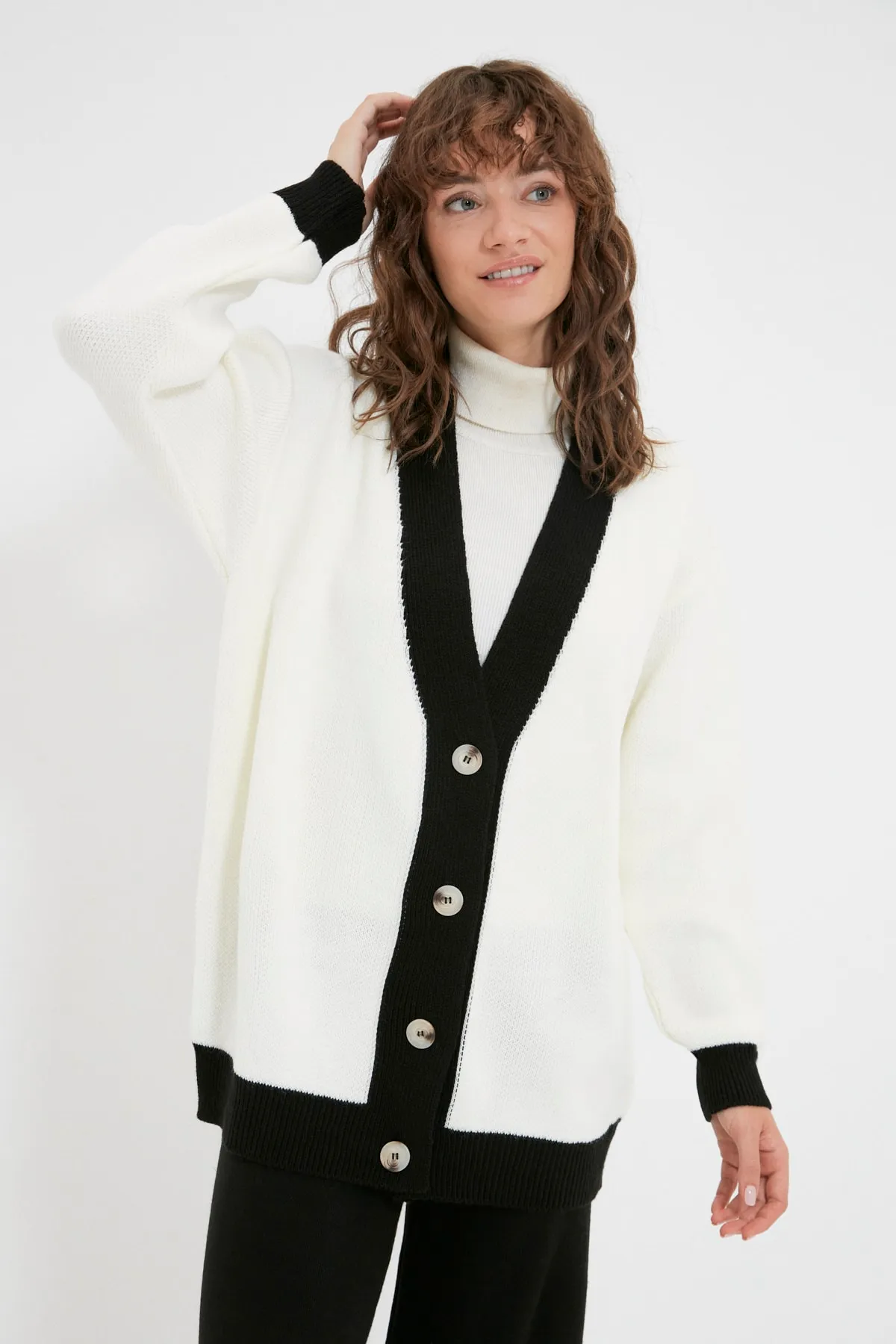 Trendyol Modest  Schwarzes Strickset mit Cardigan und Hose und Streifendetail TCTAW22AU0156