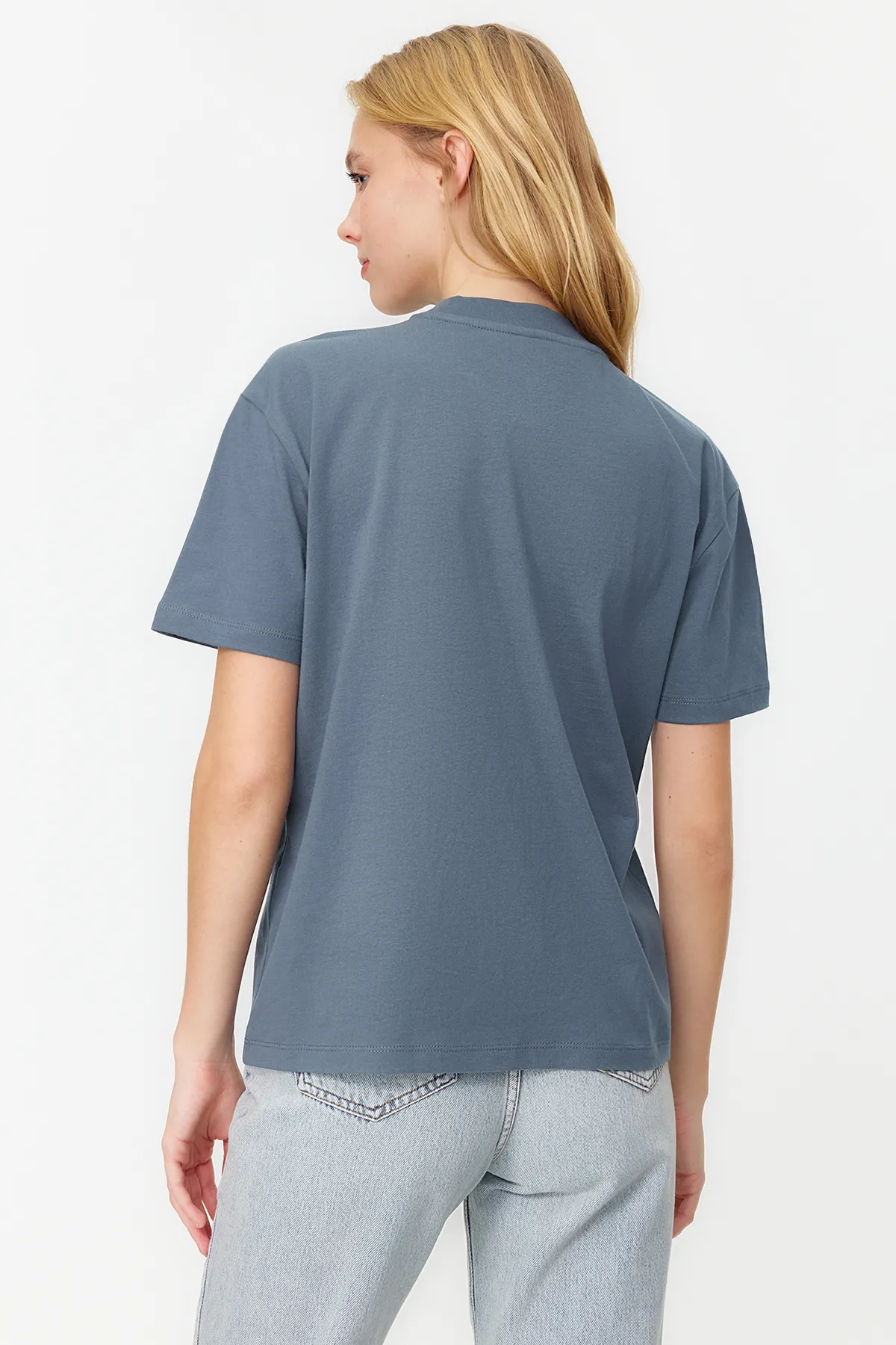 Trendyol Collection  Dunkelgraues Basic-Strick-T-Shirt aus 100 % Baumwolle mit Stehkragen TWOAW20TS0096