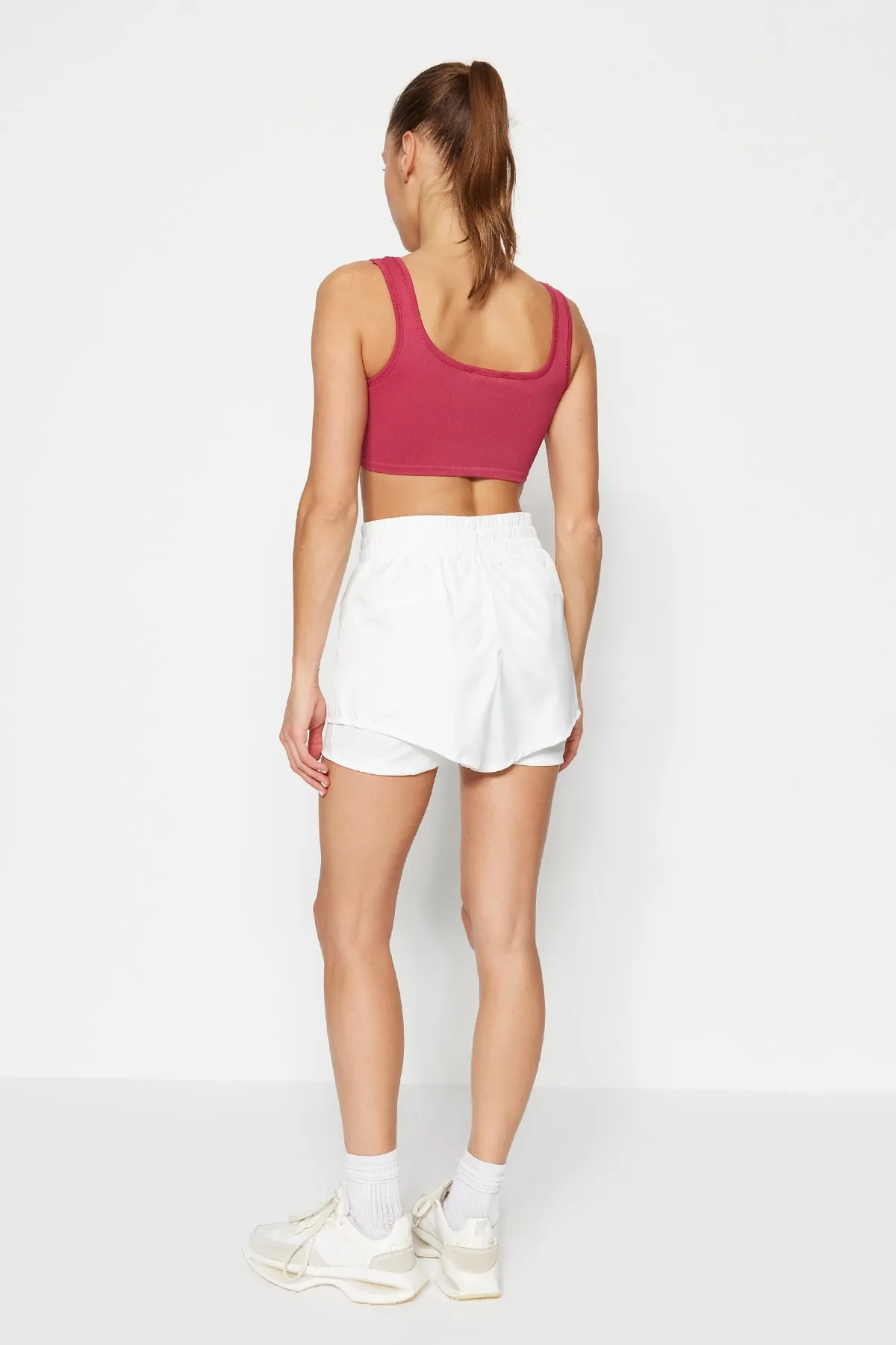 Trendyol Collection  Weiße zweilagige gestrickte Sportshorts aus Fallschirmstoff mit Innenshorts TWOAW21SR0012