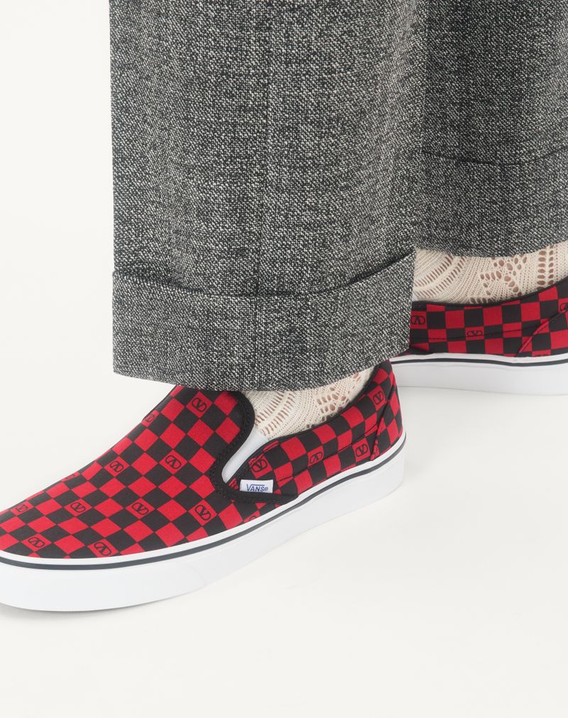 Tênis slip-on Valentino Garavani e Vans em tecido com estampa xadrez do logo V.