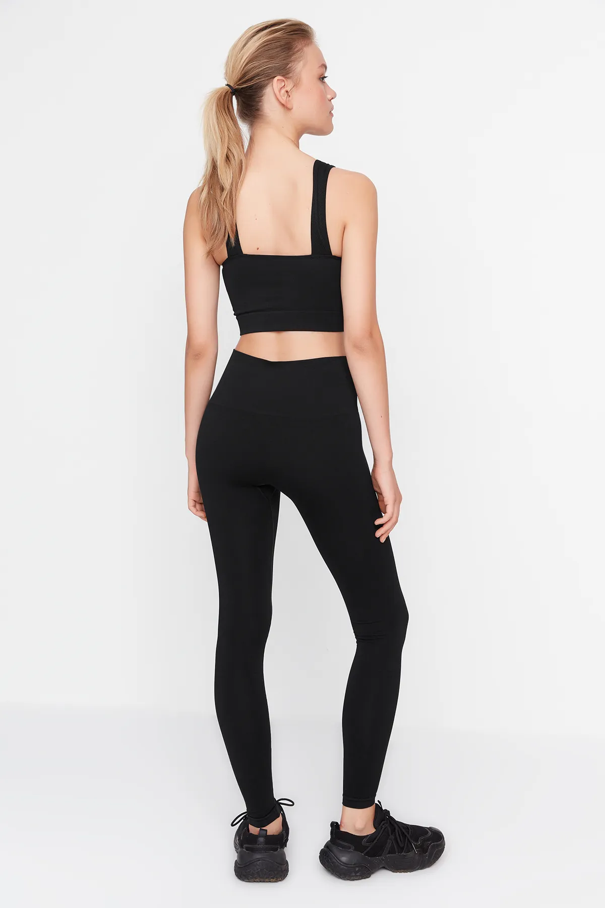 Trendyol Collection  Schwarze nahtlose/nahtlose Recovery-Strick-Sportstrumpfhose in voller Länge TWOAW23TY00027