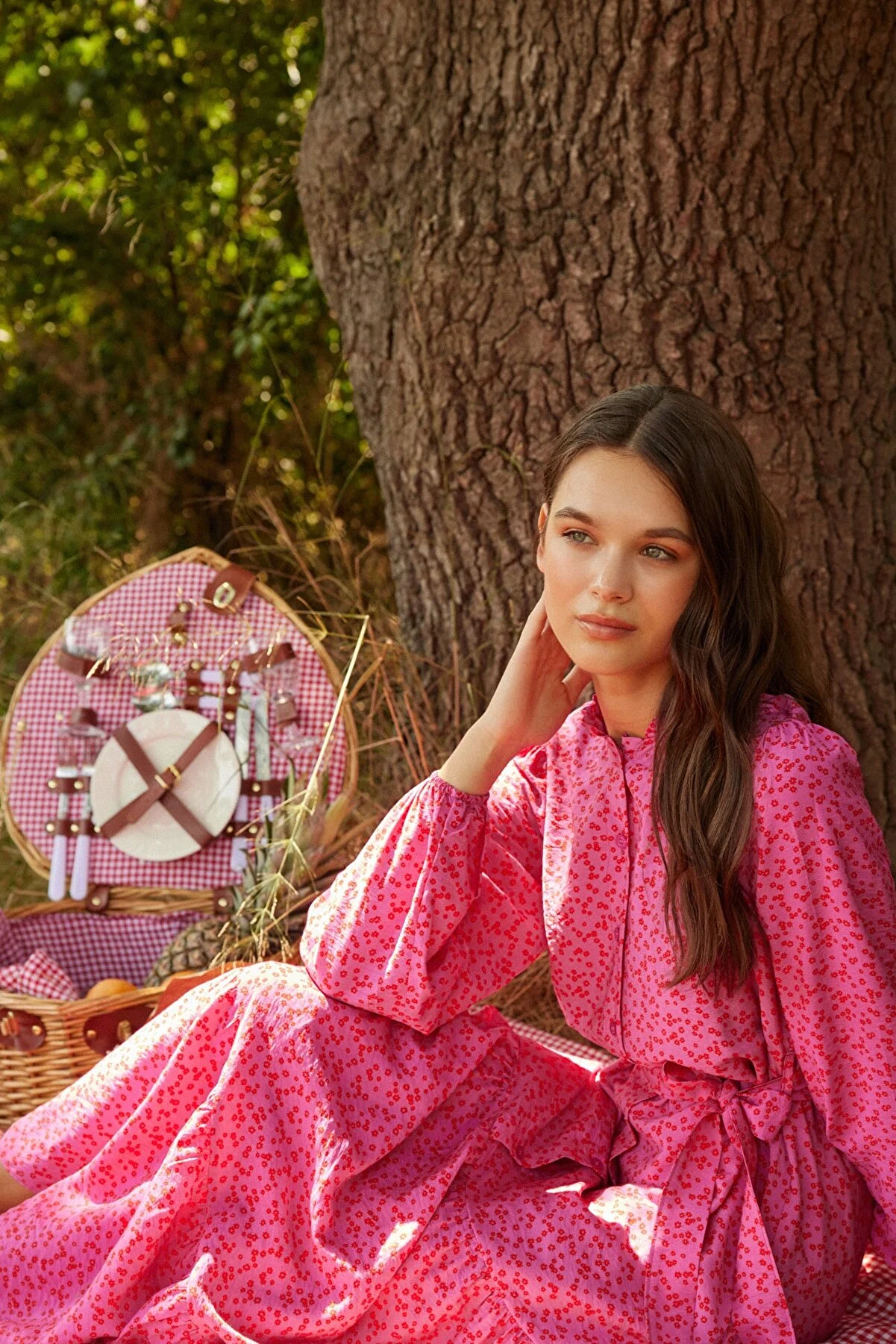 Trendyol Modest  Rosa gewebtes Kleid mit Gürtelrock, Volant, Blumenmuster und Futter TCTSS23EB00294