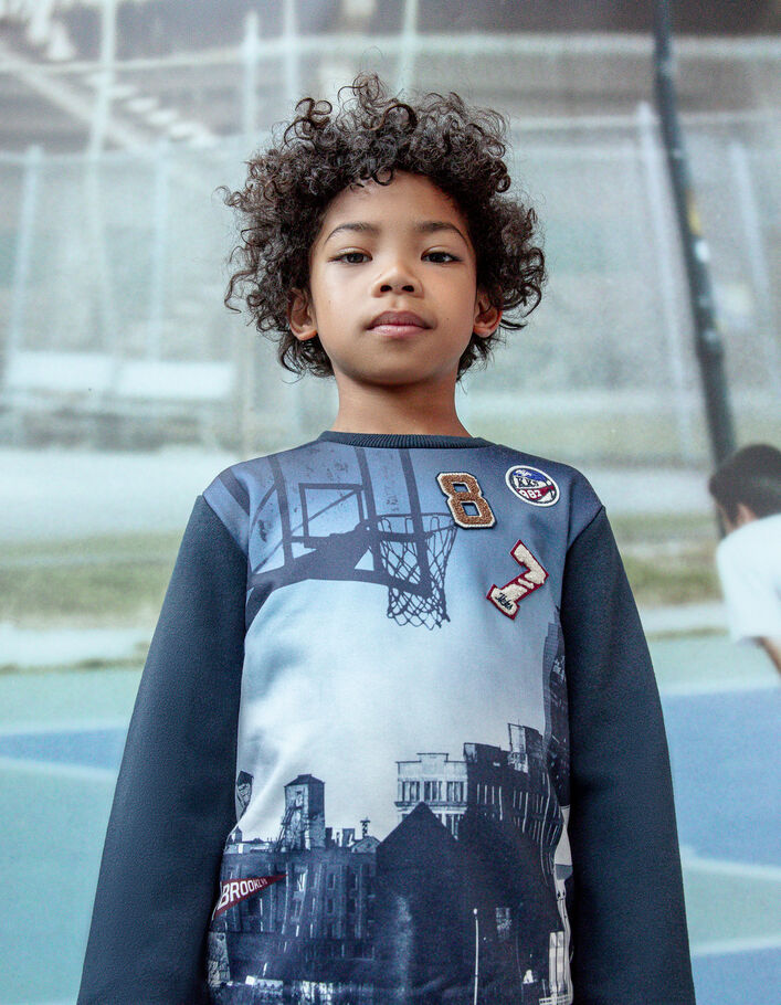 Sweat marine visuel buildings et badges garçon
