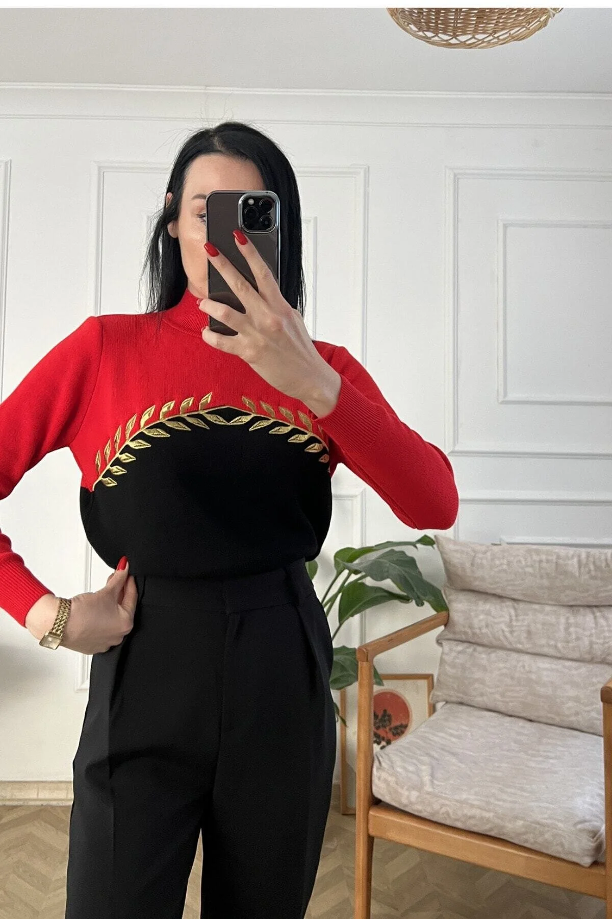 Tuğbanın Butiği  Schwarz-rot-goldene Stickerei, detaillierte Strickware