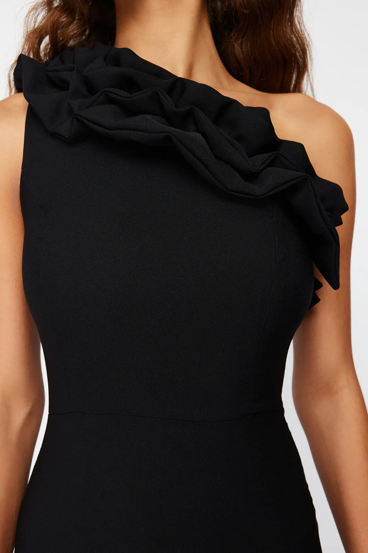Trendyol Collection  Schwarzes, gewebtes, langes Abendkleid mit Volants TPRSS21AE0044