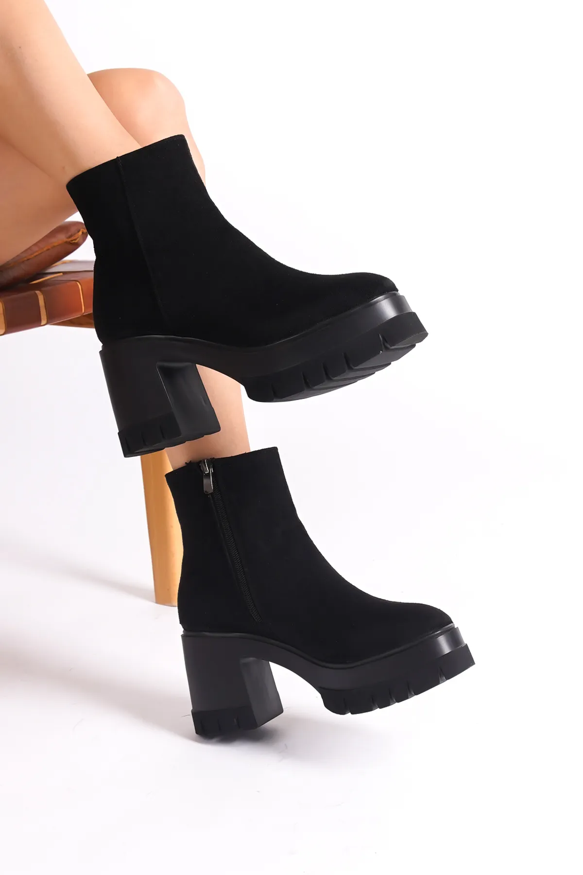 Capone Outfitters  Damenstiefel mit runder Spitze und seitlichem Reißverschluss und mittelhohem Absatz