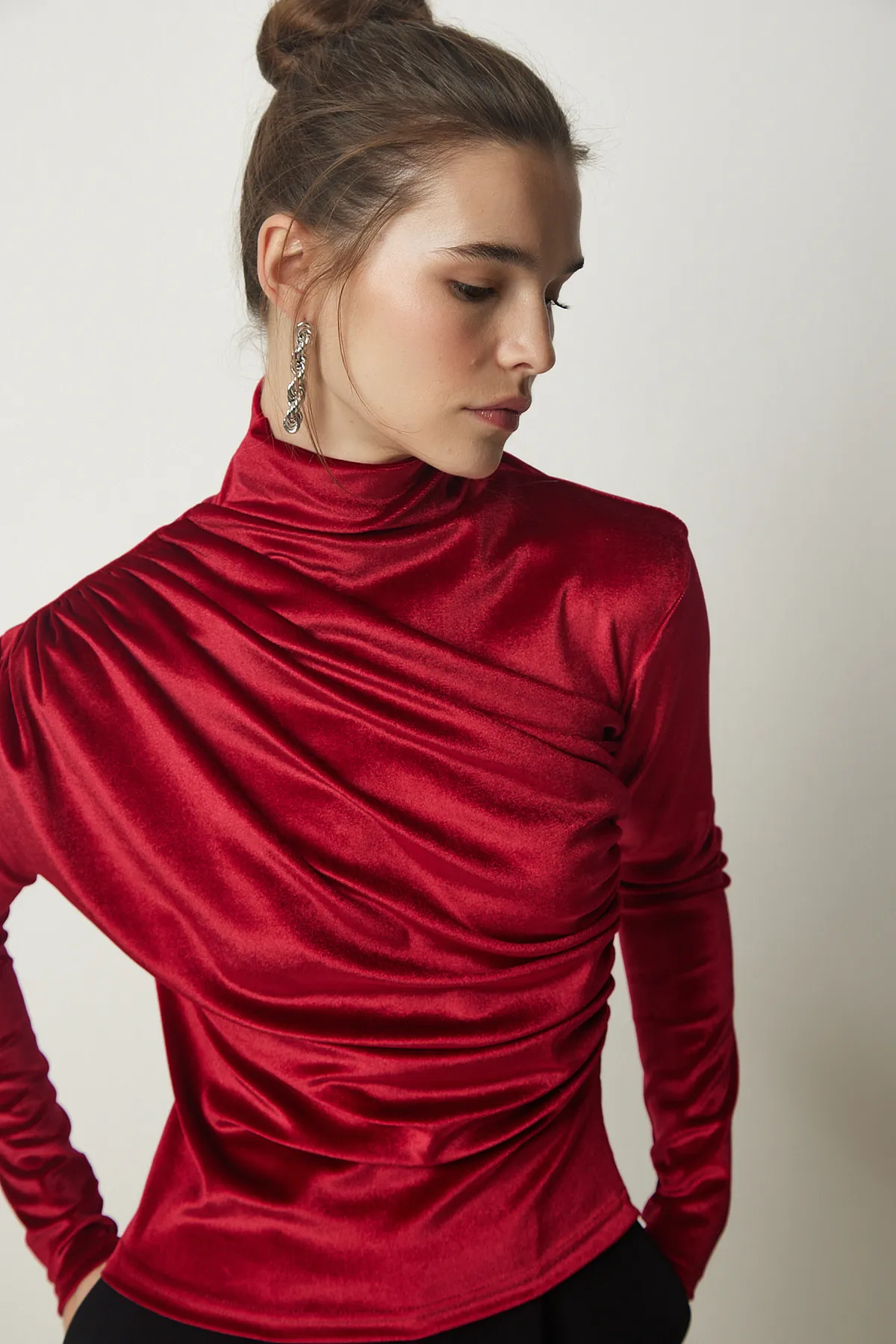 Happiness İstanbul  Stilvolle Damenbluse aus Samt mit gerafftem Kragen in Rot FF00144