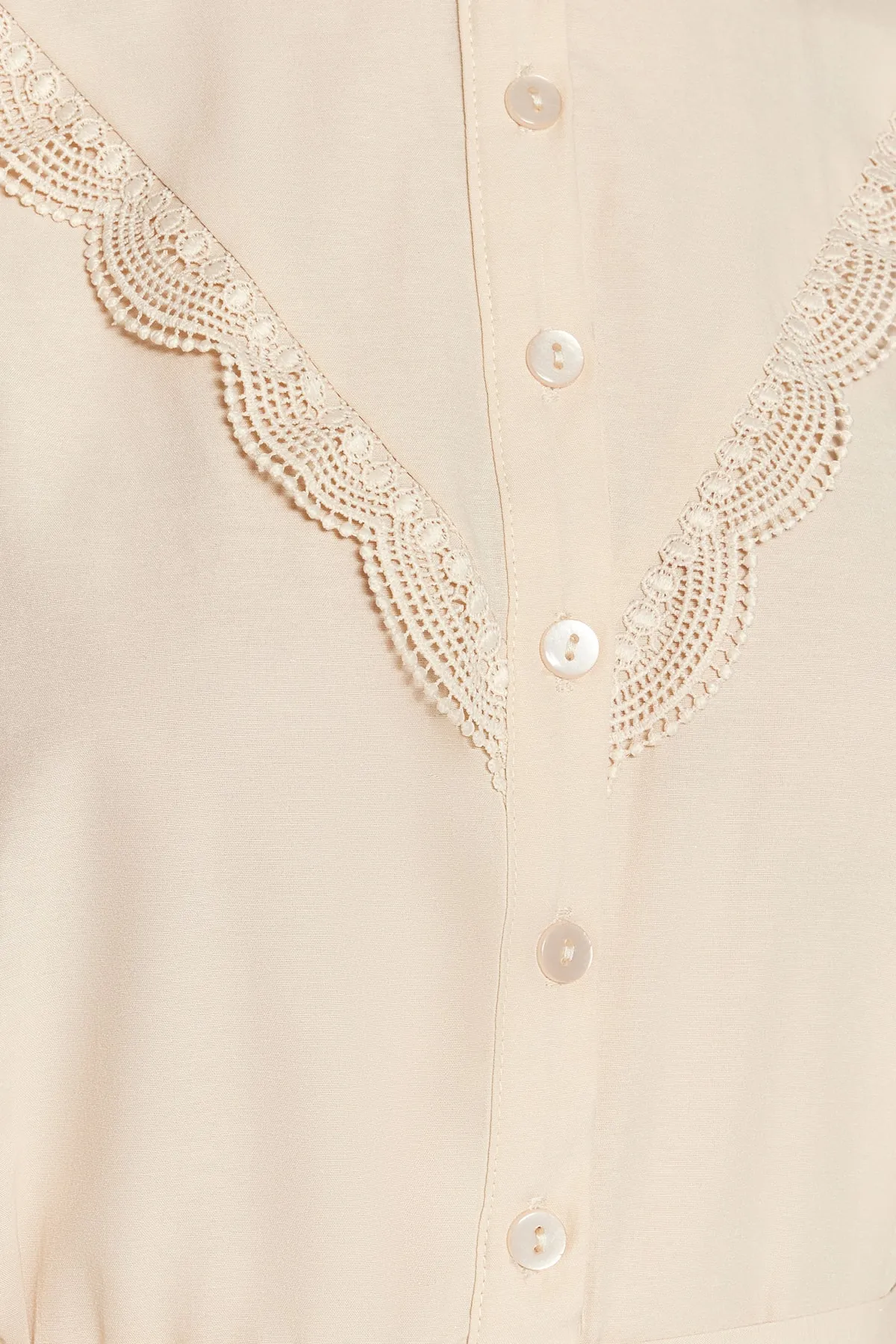 Trendyol Modest  Beiges, besticktes, gewebtes Kleid mit Taillenband TCTSS23EB00206