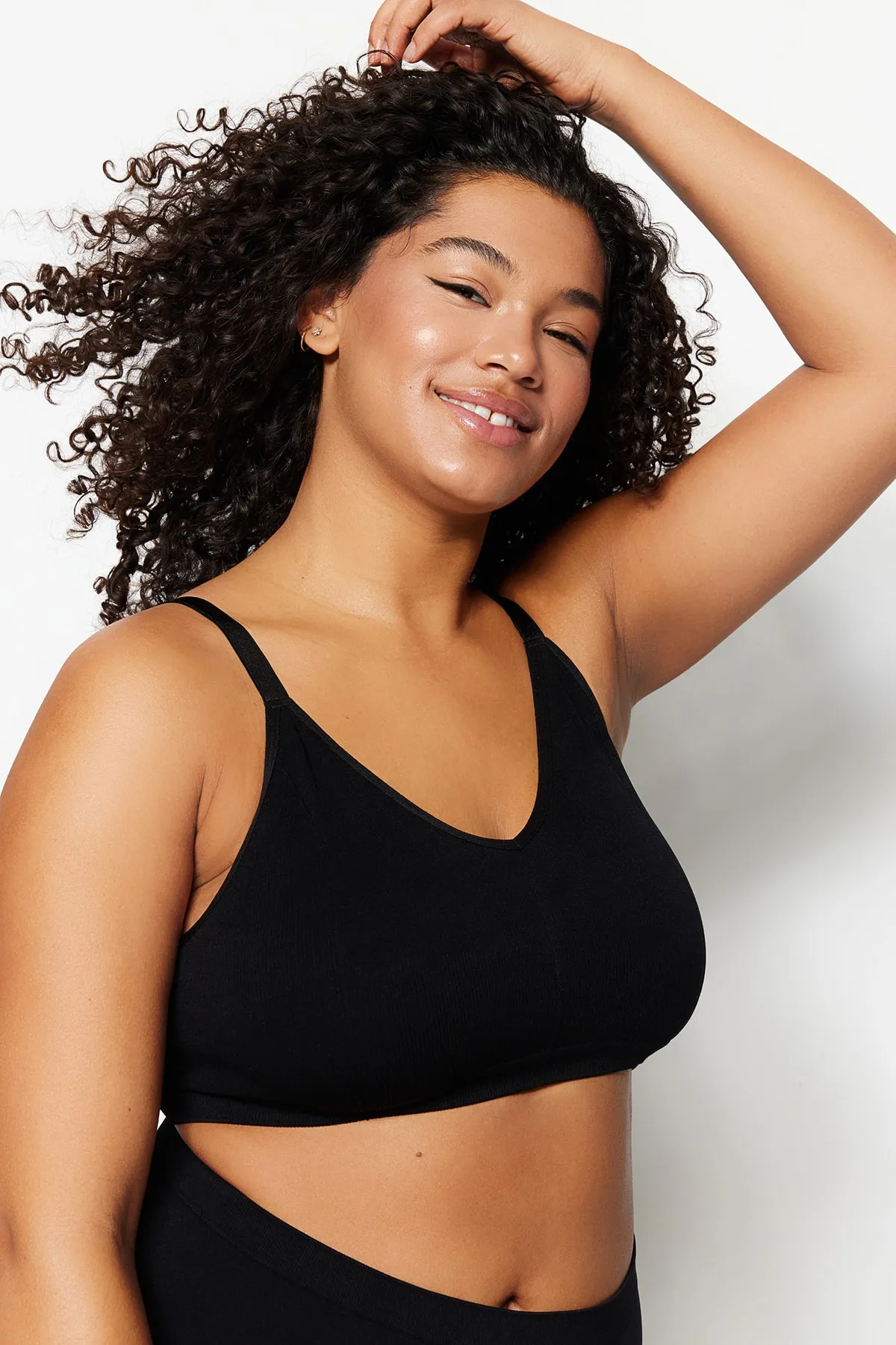 Trendyol Curve  Schwarzer, kappenloser, nahtloser Bralette-BH mit Trägern TBBSS23CW00001