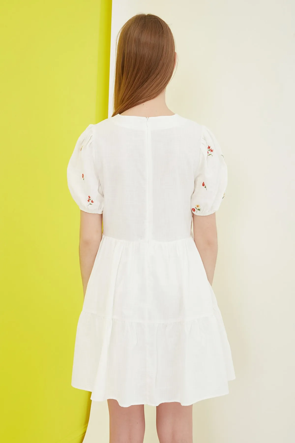 Trendyol Collection  Ecrufarbenes, gerade geschnittenes, gewebtes, gefüttertes, mit Blumen besticktes Webkleid TWOSS21EL0938