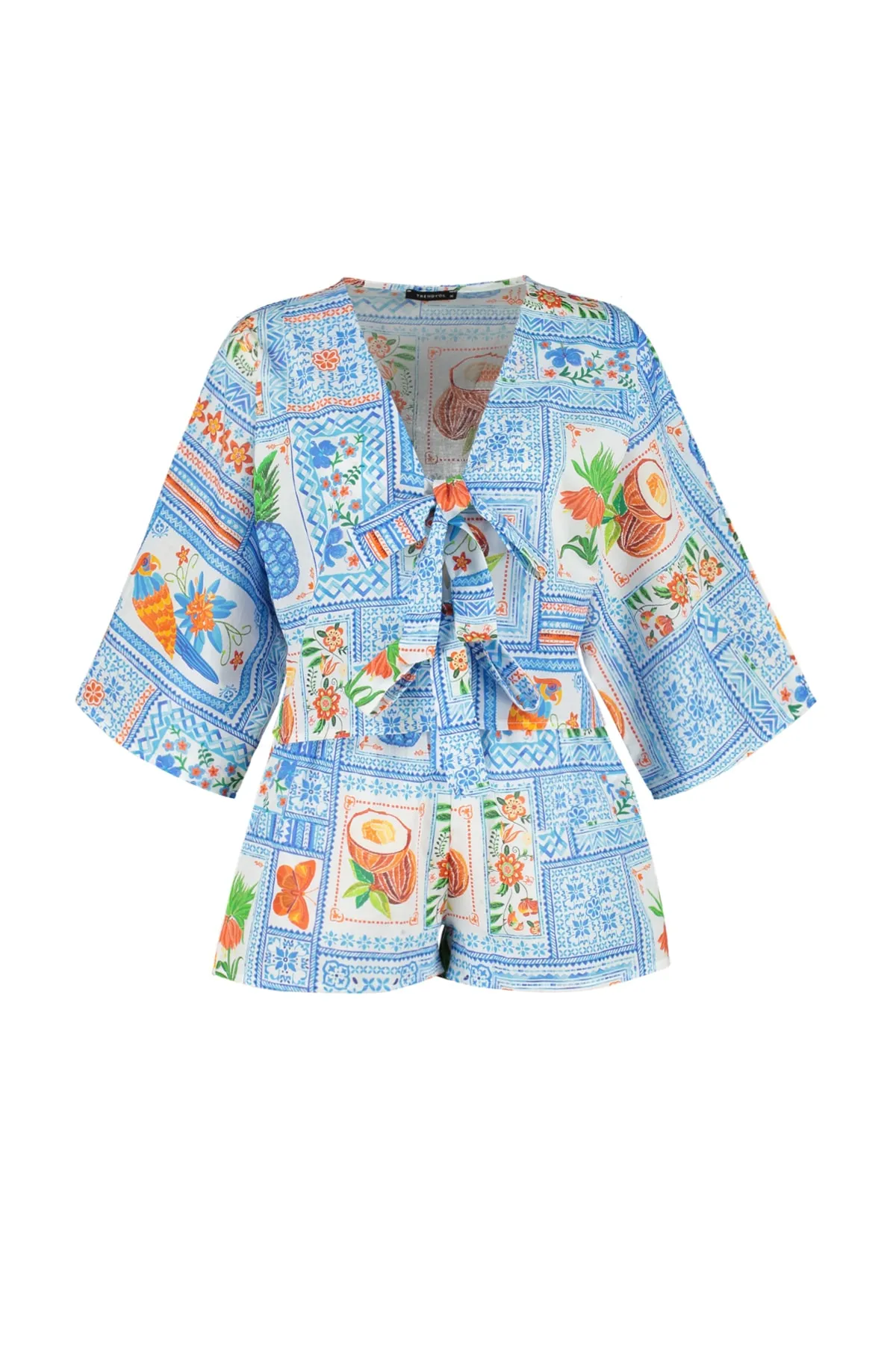 Trendyol Collection  Hellblaues, mit tropischem Muster bedrucktes Hemd-Shorts-Set aus 100 % Baumwolle, TBESS22AU0086