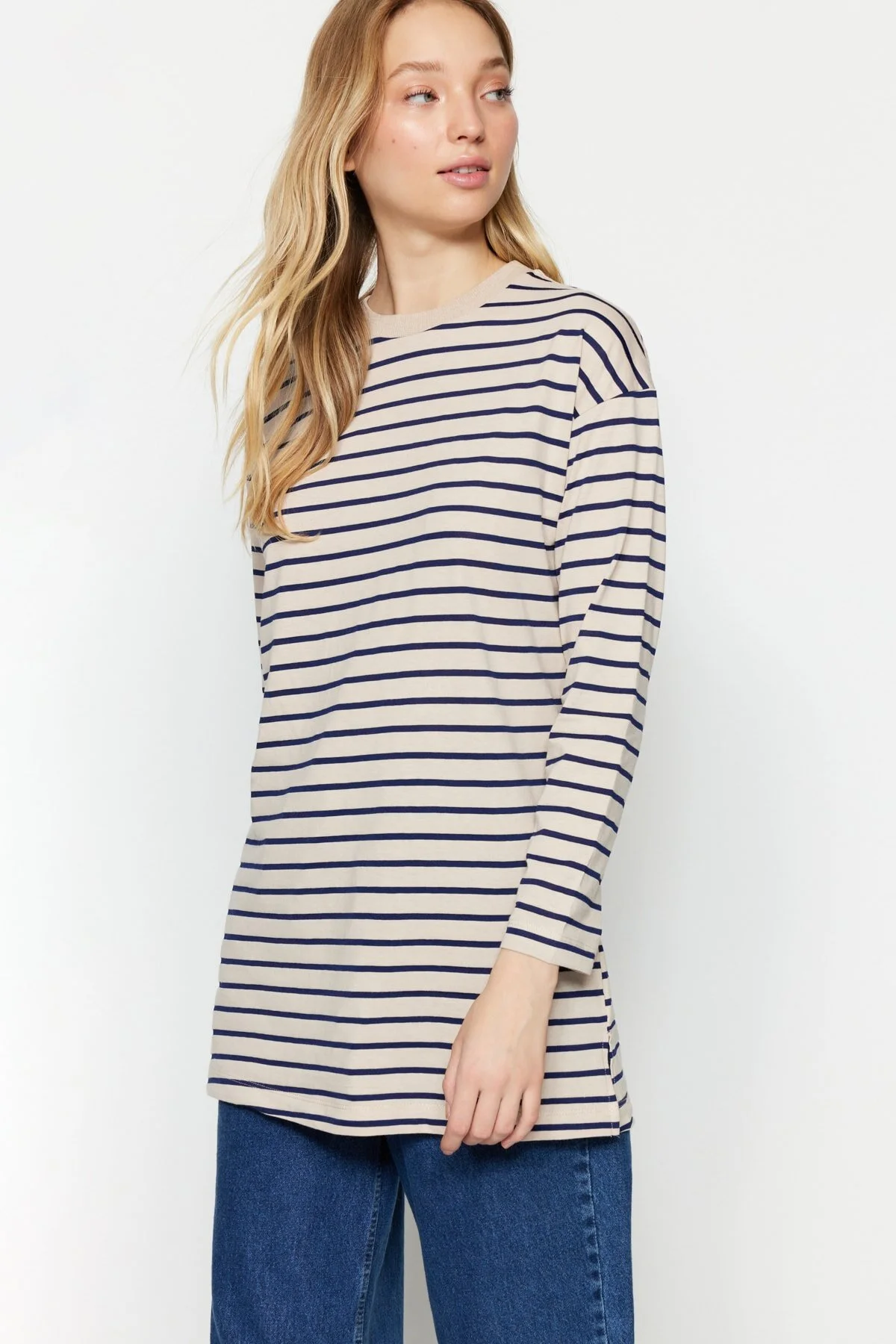Trendyol Modest  Nerzfarbene gestreifte Stricktunika TCTAW22UK0240