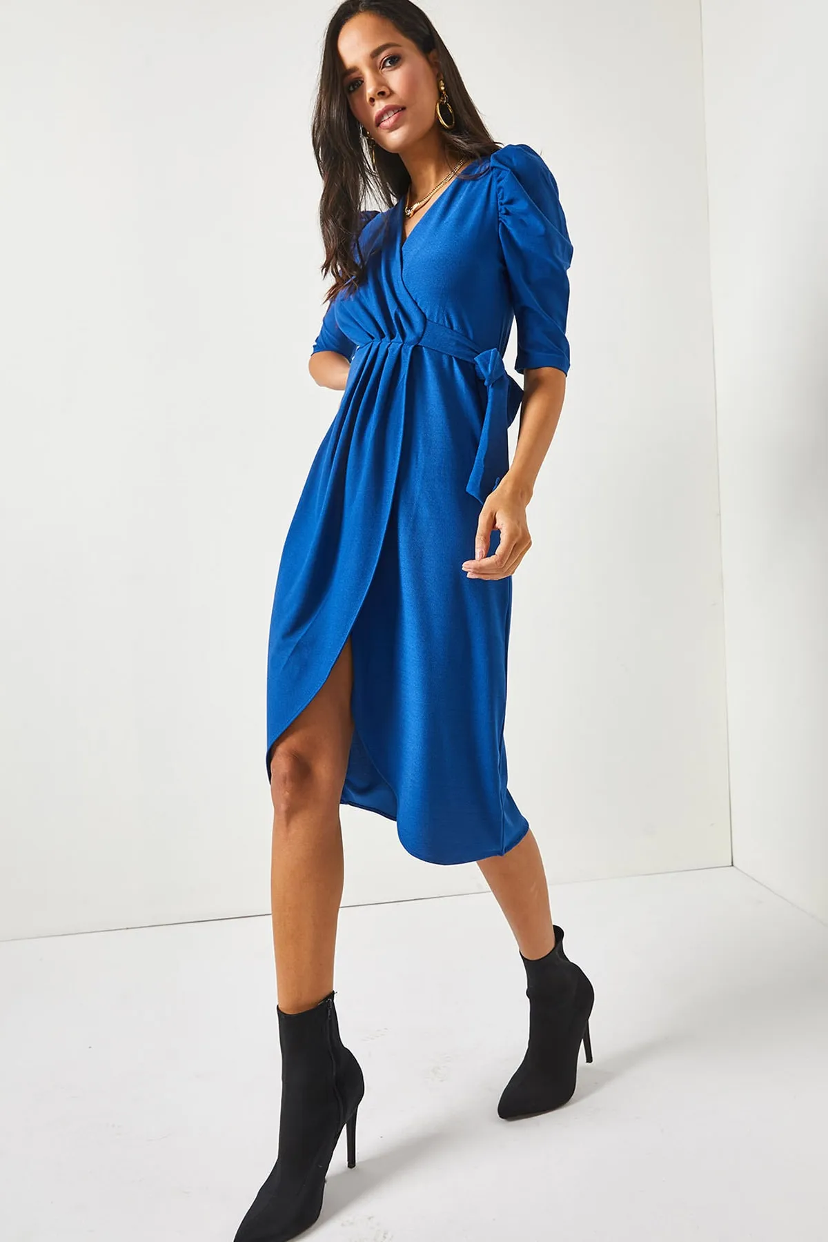Olalook  Indigofarbenes, zweireihiges Kleid mit Wickelrock und Gürtel für Damen ELB-19001842