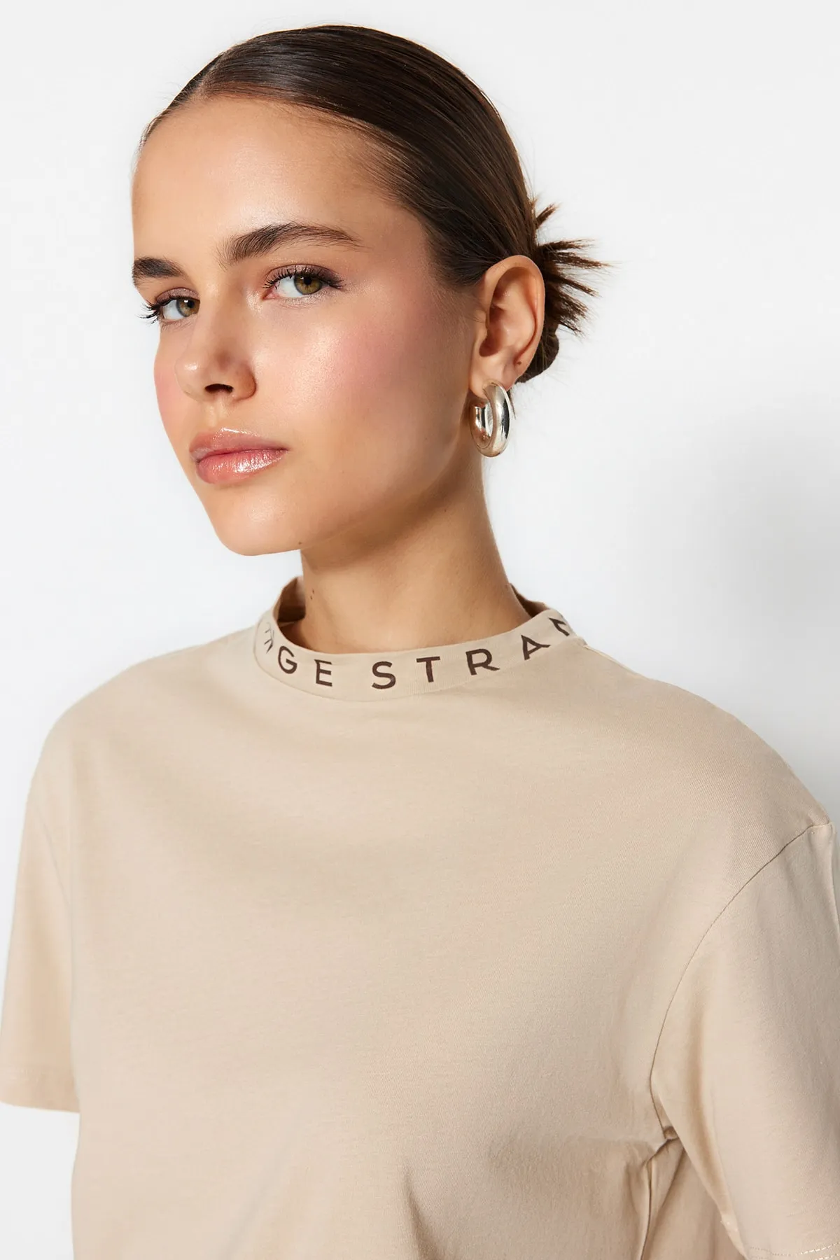 Trendyol Collection  Basic-Strick-T-Shirt mit Stehkragen aus 100 % Baumwolle mit Slogan-Print in Stone TWOAW20TS0099