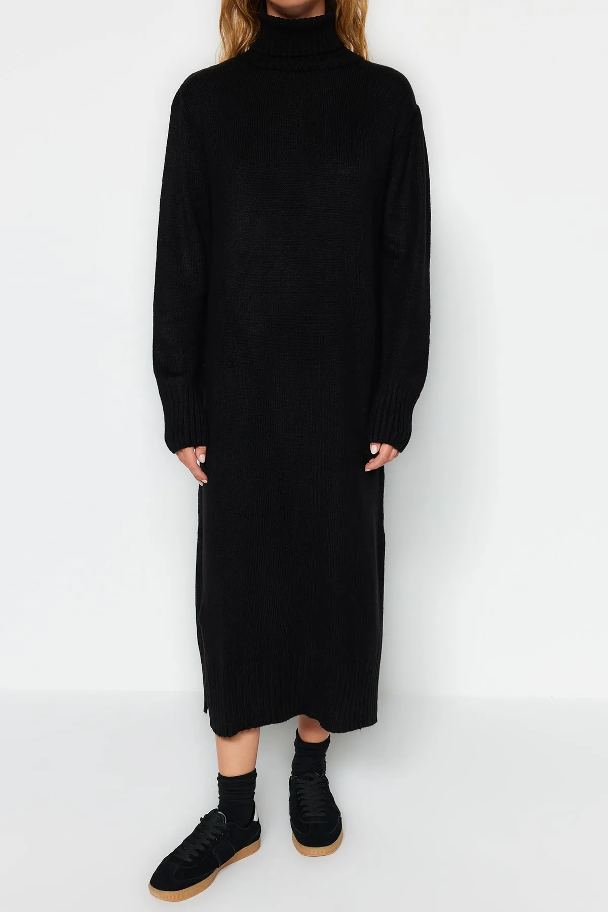 Trendyol Collection  Schwarzes, weit geschnittenes Midi-Strickkleid mit Rollkragen TWOAW24EL00034