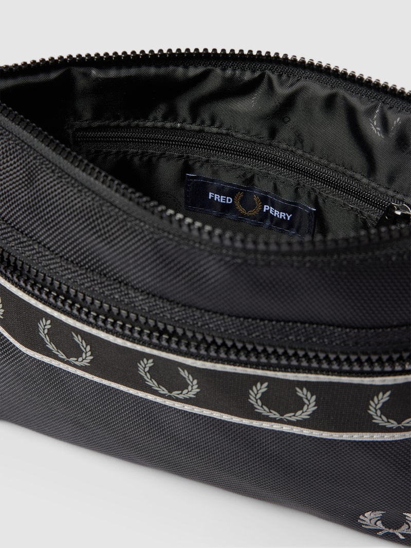 Kulturtasche mit Label-Details in schwarz