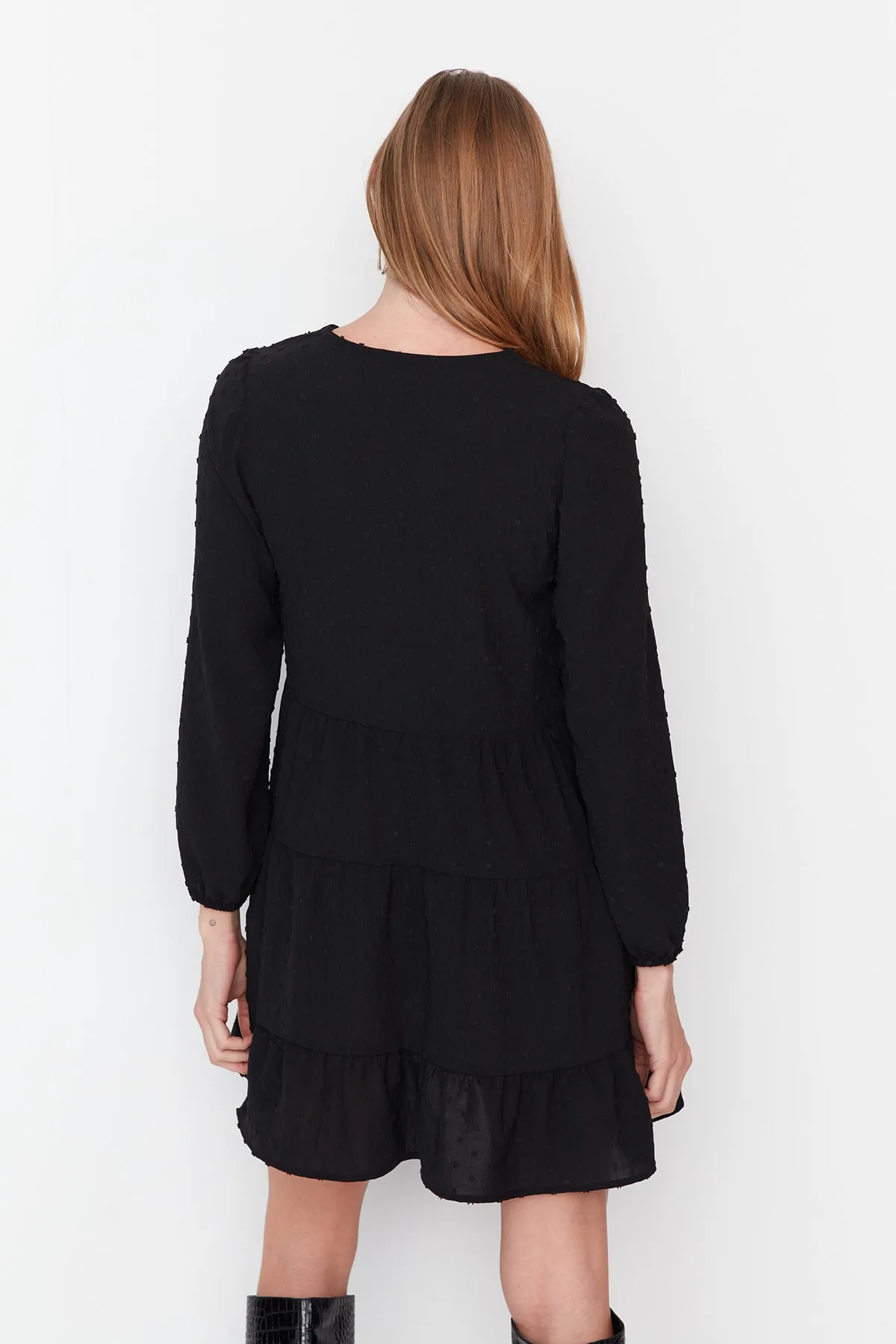 Trendyol Collection  Schwarzes Mini-Kleid mit weitem Schnitt und strukturiertem Volant aus Webstoff TWOAW23EL01479