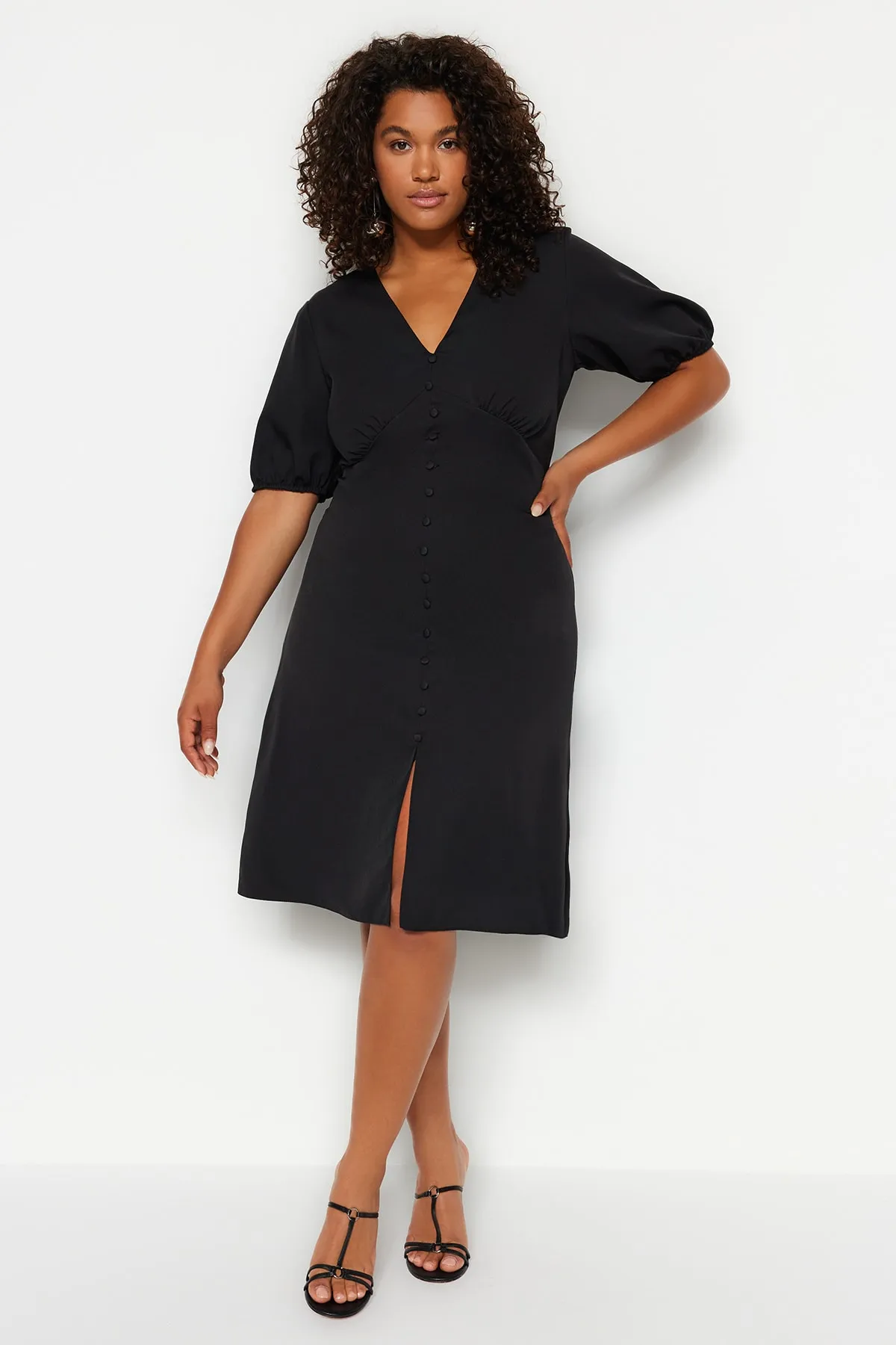 Trendyol Curve  Schwarzes, geknöpftes, gewebtes Kleid mit Schlitz und detailliertem Schnitt TBSSS23AH00257