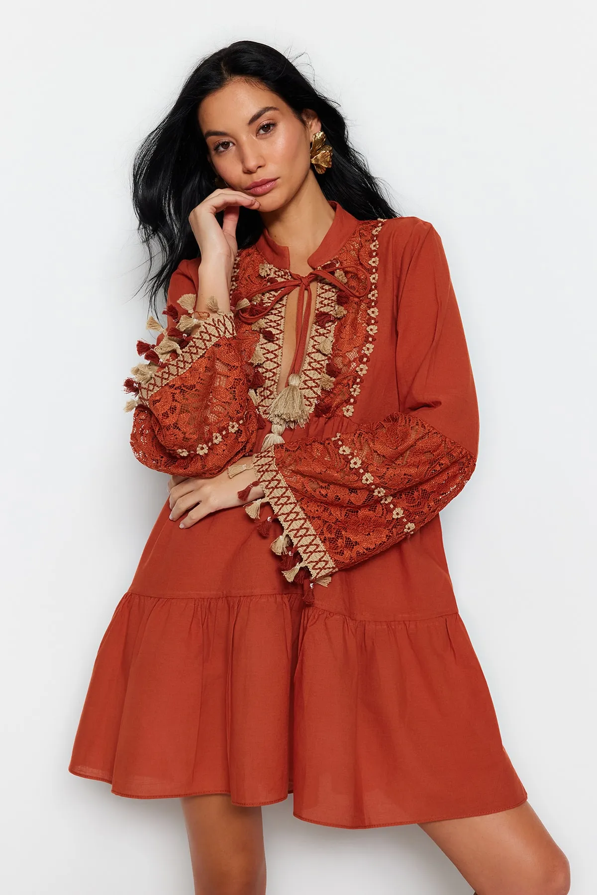 Trendyol Collection  Braunes, gewebtes, besticktes Mini-Strandkleid aus 100 % Baumwolle TBESS20EL0862