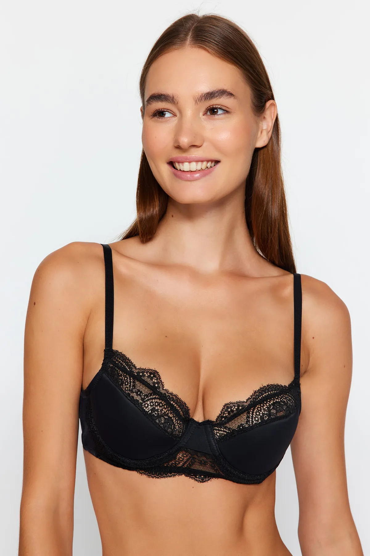 Trendyol Collection  Schwarzer Strick-BH mit Spitzendetail aus Polyamid und Seilträgern THMAW24SU00020