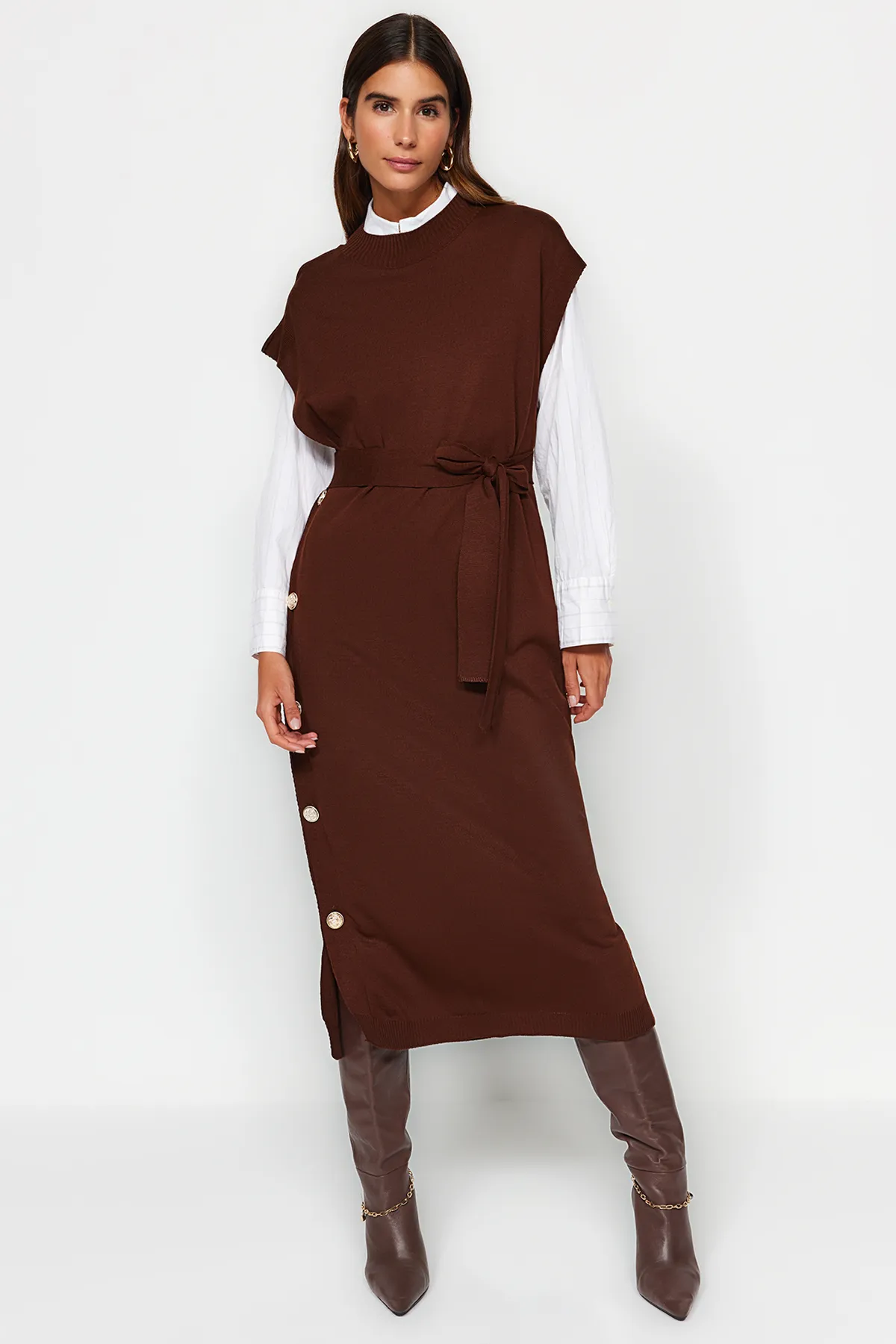 Trendyol Modest  Dunkelbraunes Strickpulloverkleid mit Knöpfen und Details TCTAW24UV00038