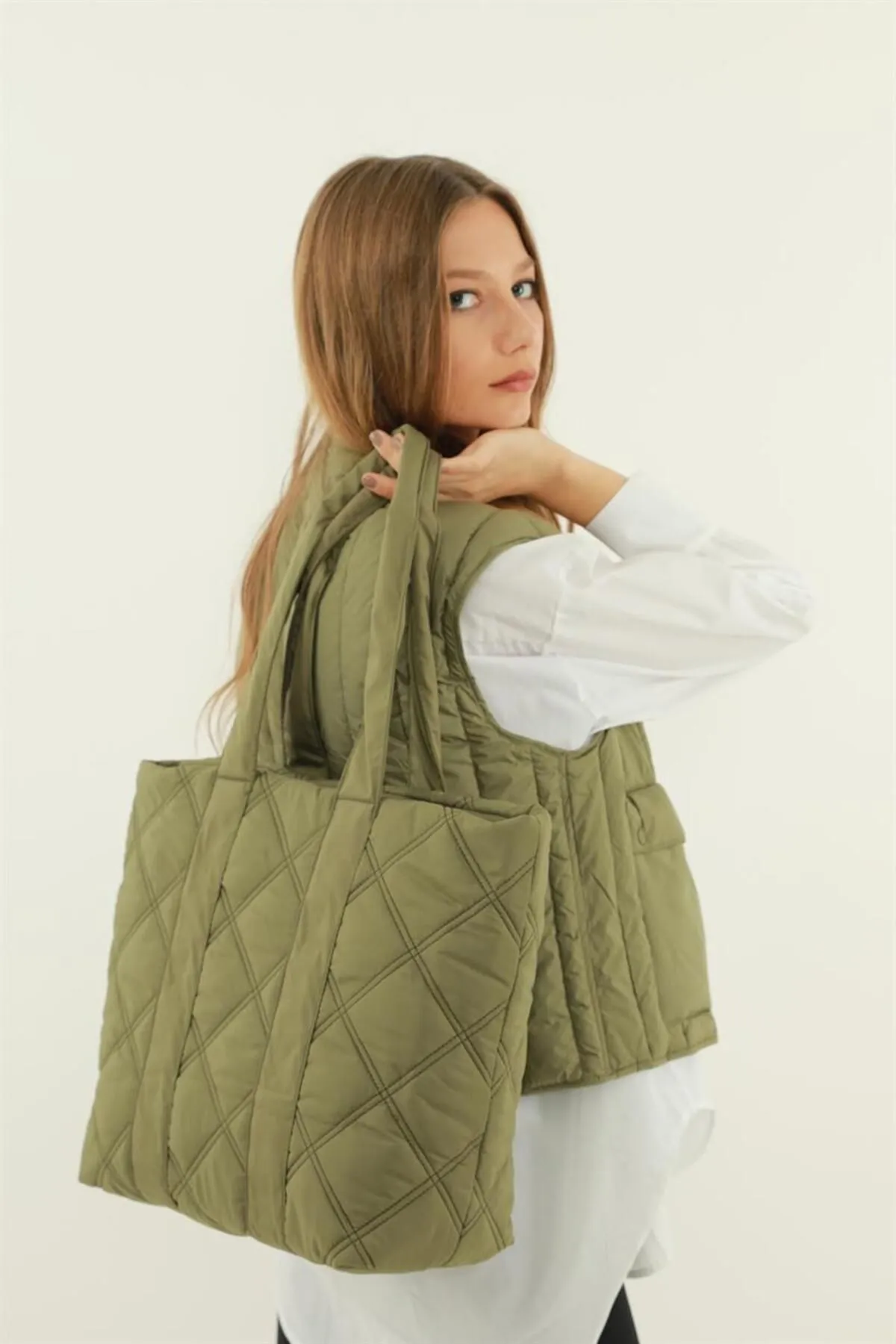 Madamra  Khakifarbene Damen-Pufftasche mit Steppmuster
