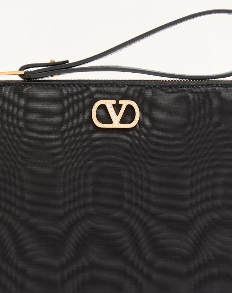Clutch VLogo Signature em tecido moiré com logo de joia