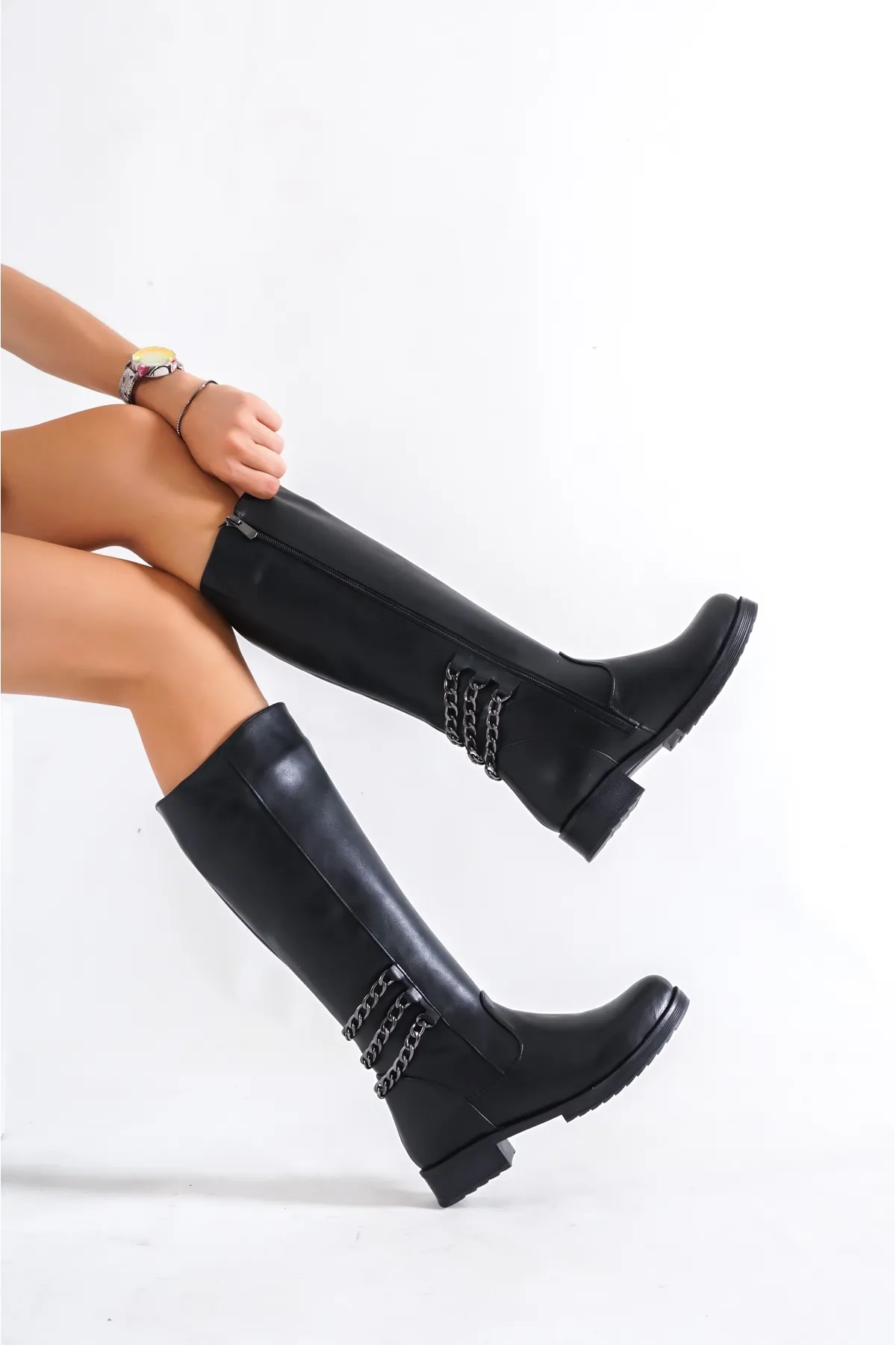 Capone Outfitters  Unterhalb des Knies Kette mit detailliertem Reißverschluss auf der Rückseite. Damenstiefel aus faltigem Lackleder