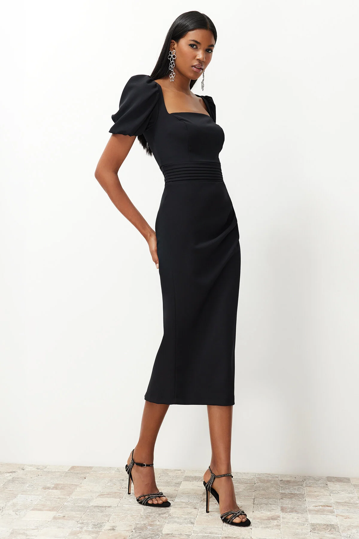 Trendyol Collection  Schwarzes, körperbetontes Webkleid mit Taillendetails TPRSS24EL00158