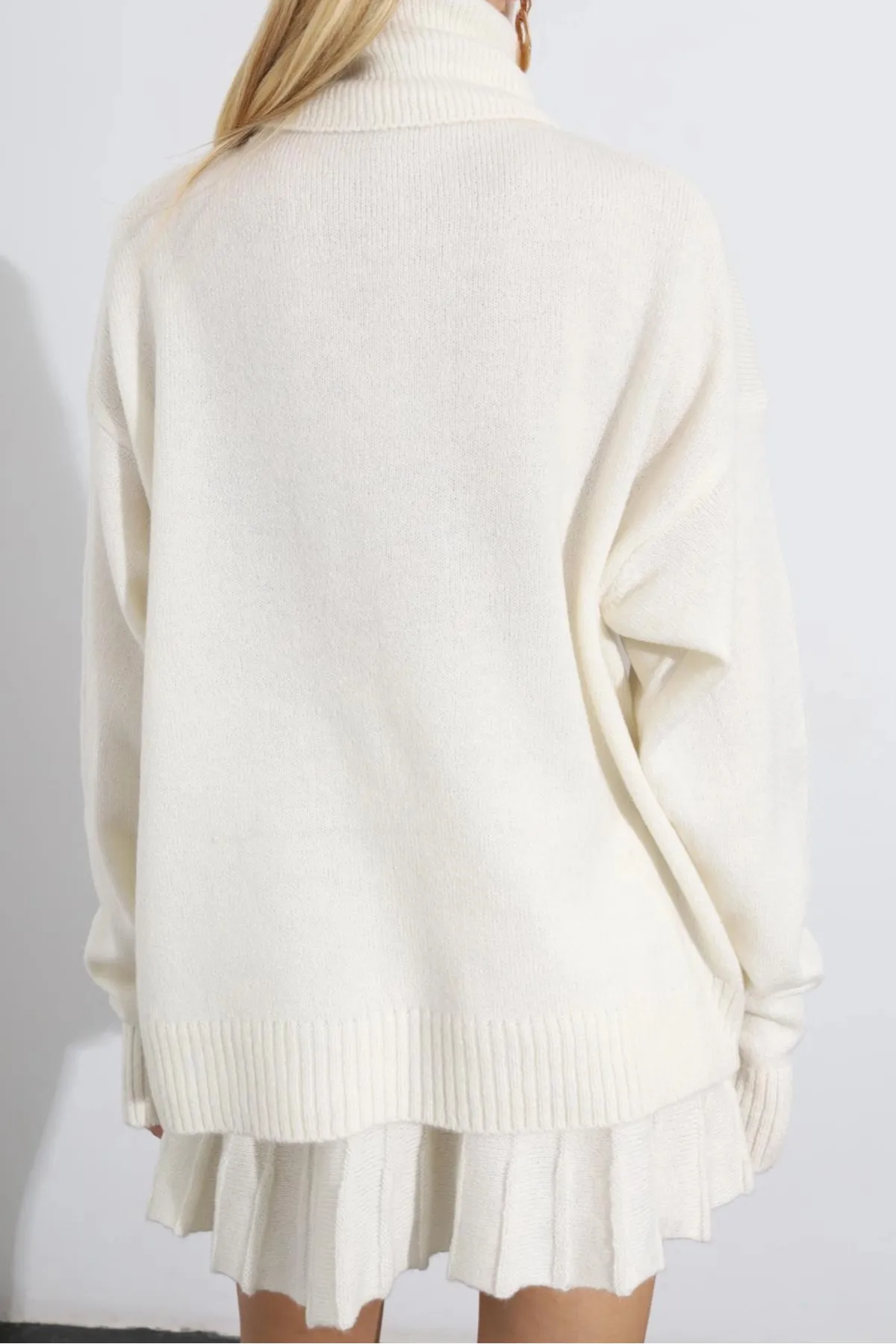 Laluvia  Knochenfarbenes Strickset mit Faltenrock und Halsausschnitt, Sweatshirt