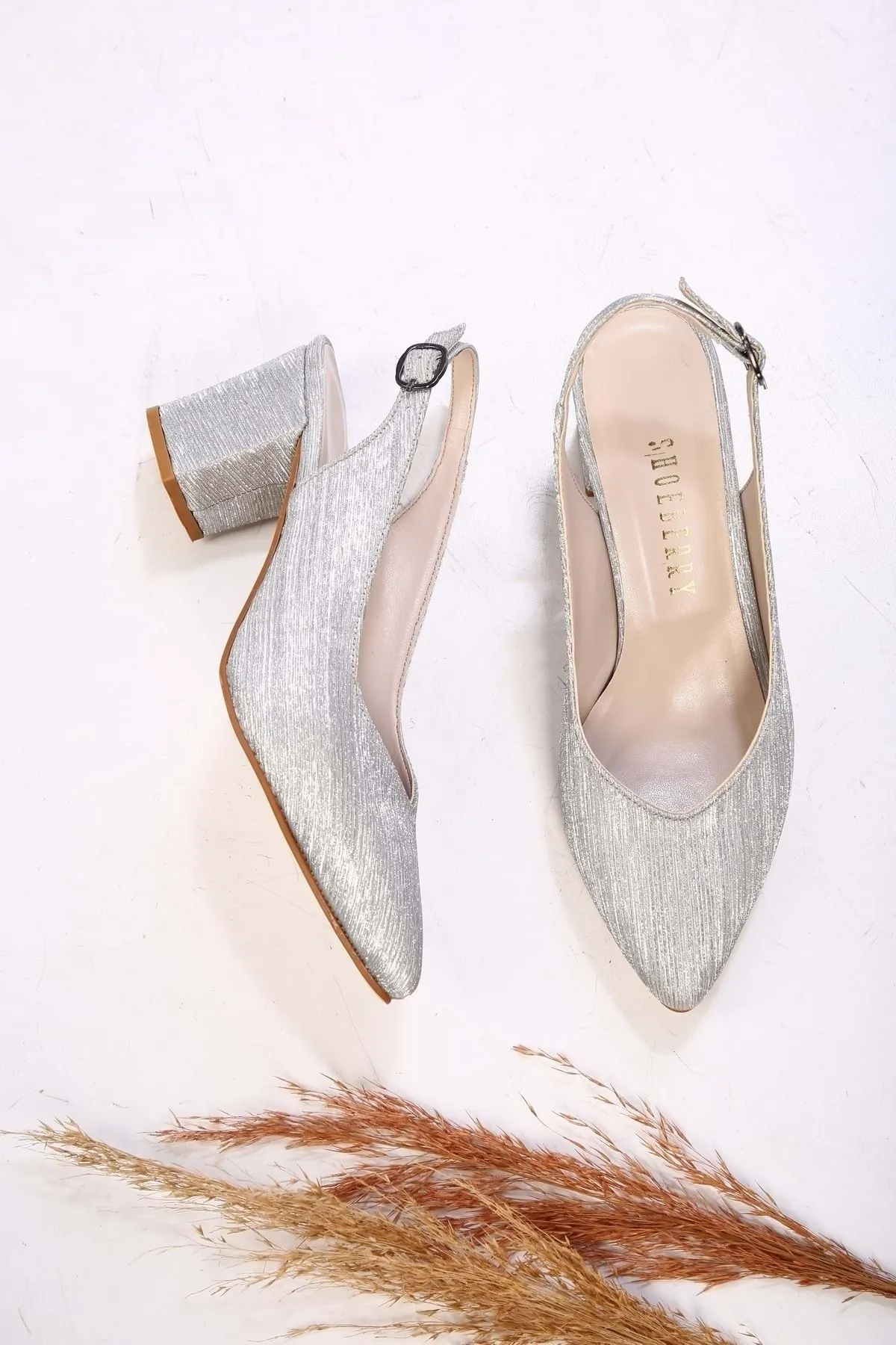 Shoeberry  Greta versilberte klassische Damenschuhe mit Absatz