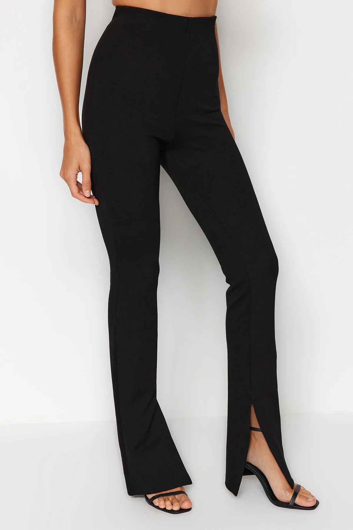 Trendyol Collection  Schwarze Interlock-Strick-Leggings mit Innenschlitz und hoher Taille TWOAW24PL00122