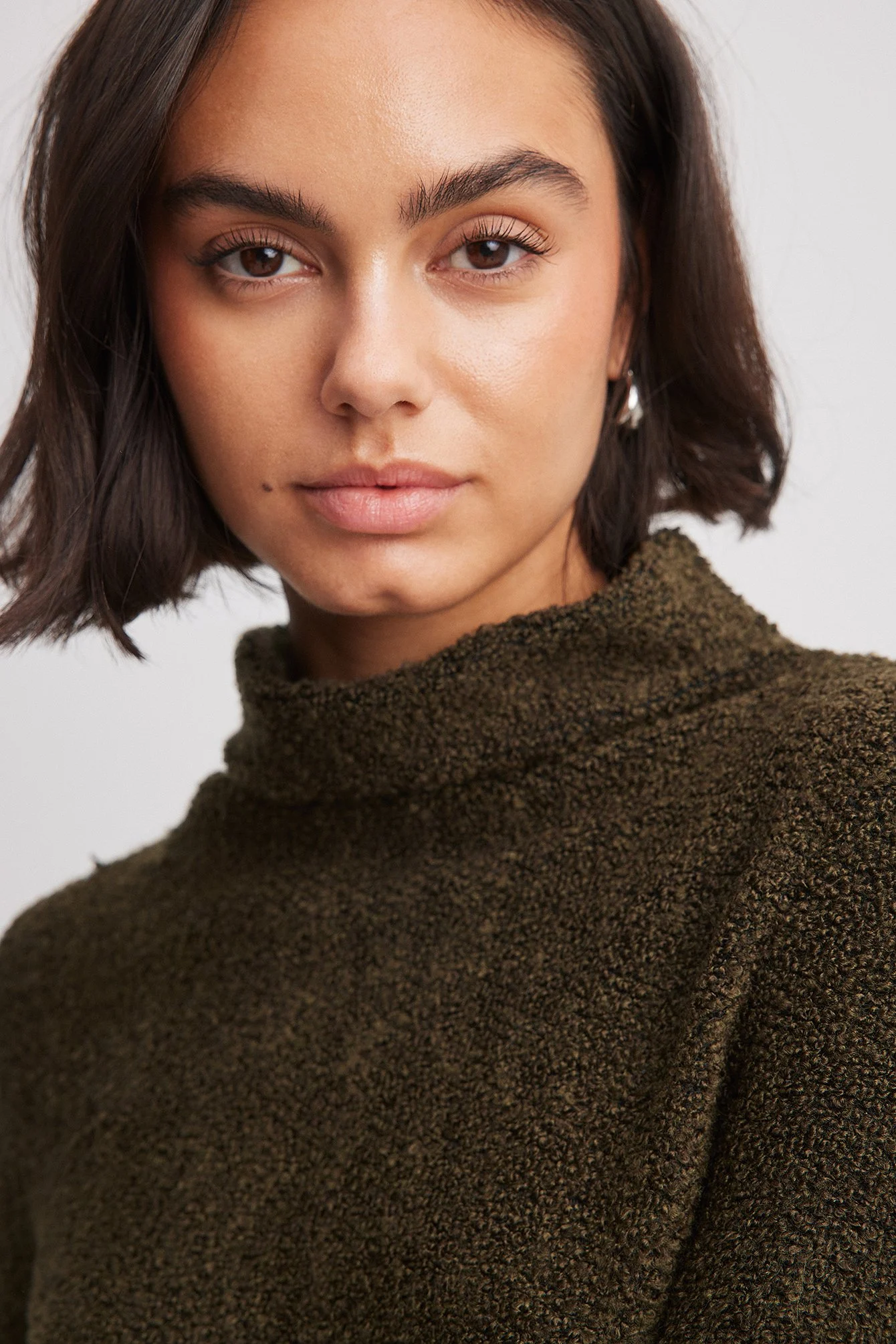 Strukturierter Pullover mit Trichterhalsausschnitt