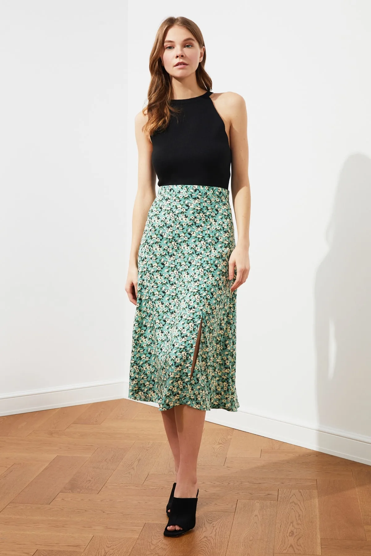 Trendyol Collection  Grüner gewebter Midirock aus Viskosestoff mit Schlitzdetail und Blumenmuster TWOSS20ET0230